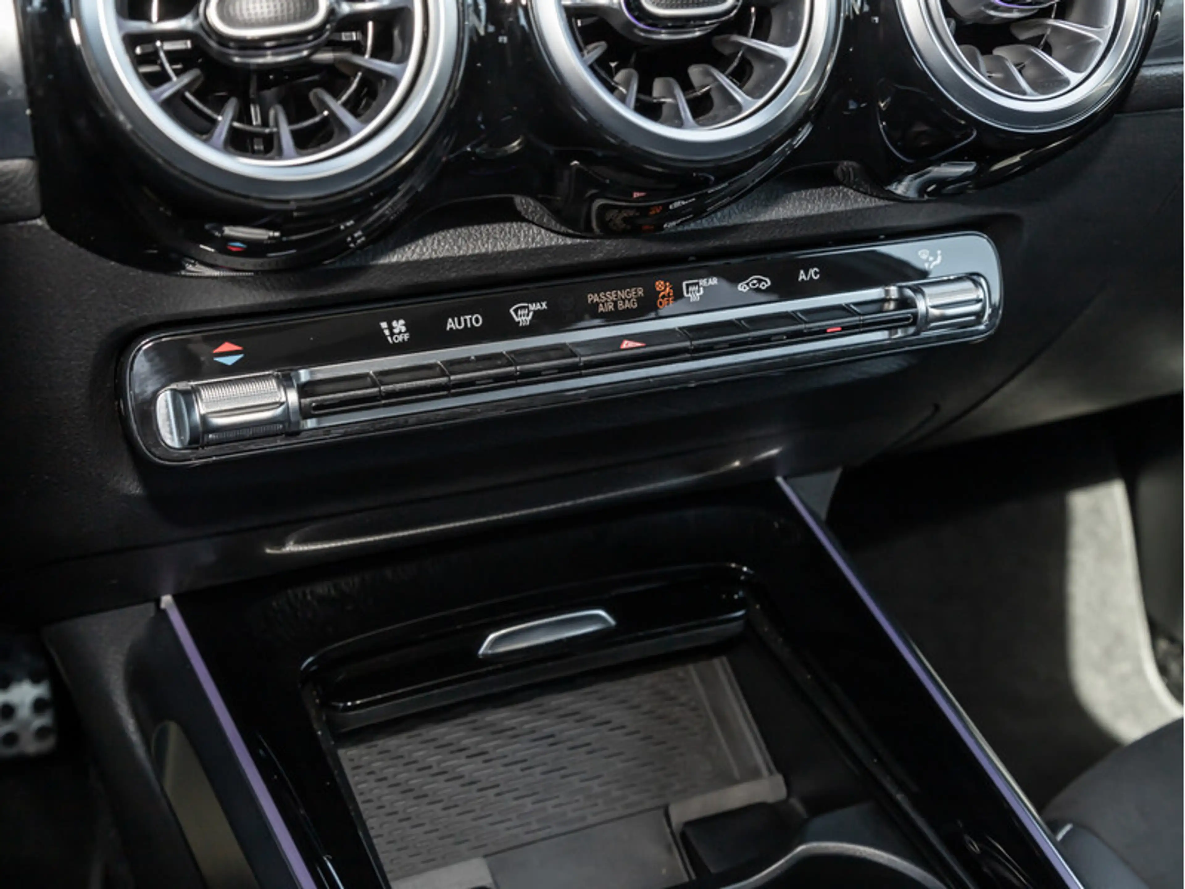 Mercedes-Benz GLB 250 4M AMG-Sport/Pano/AHK/Night/MBeam/Distr — photo 17