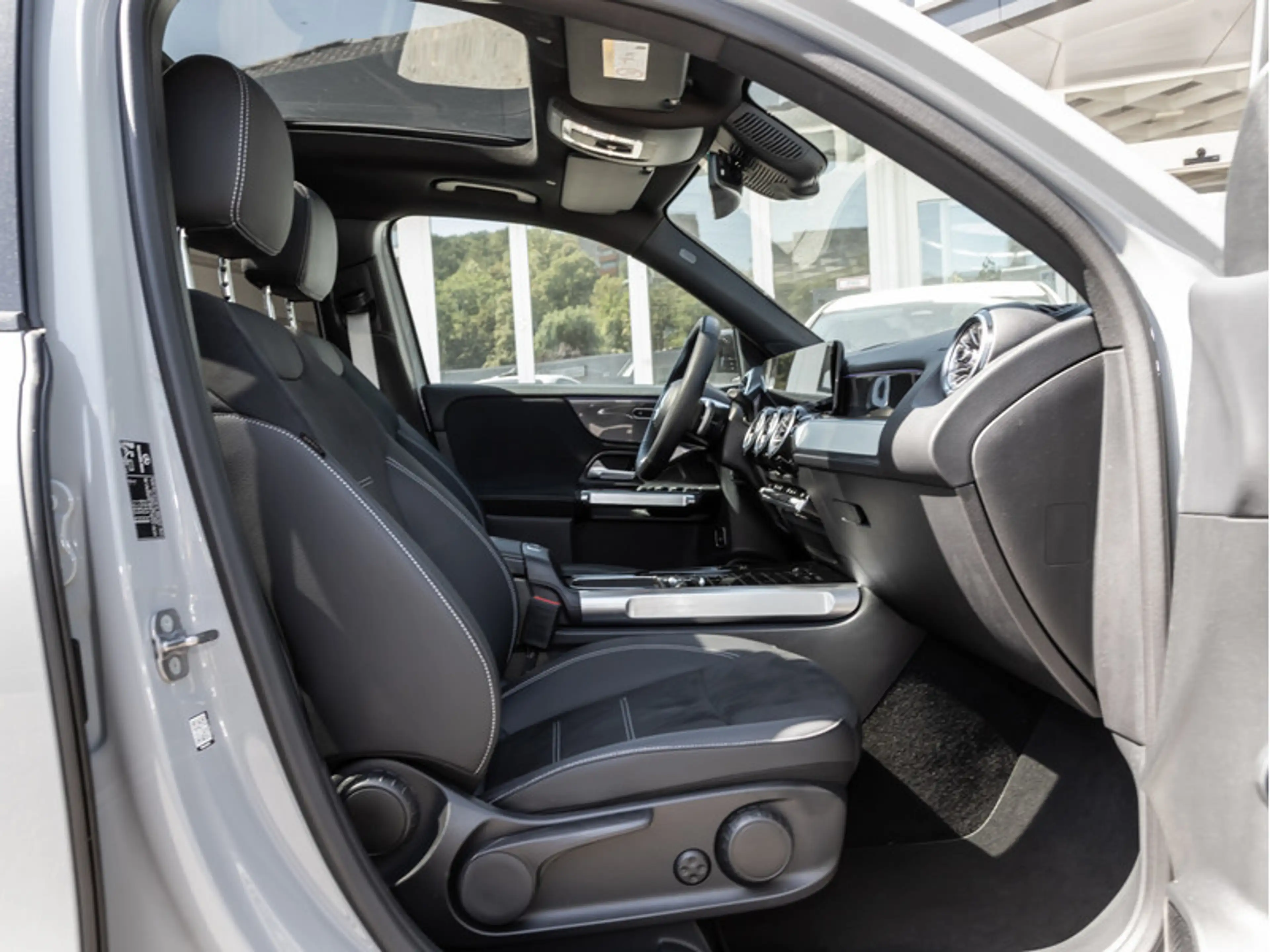 Mercedes-Benz GLB 250 4M AMG-Sport/Pano/AHK/Night/MBeam/Distr — photo 10