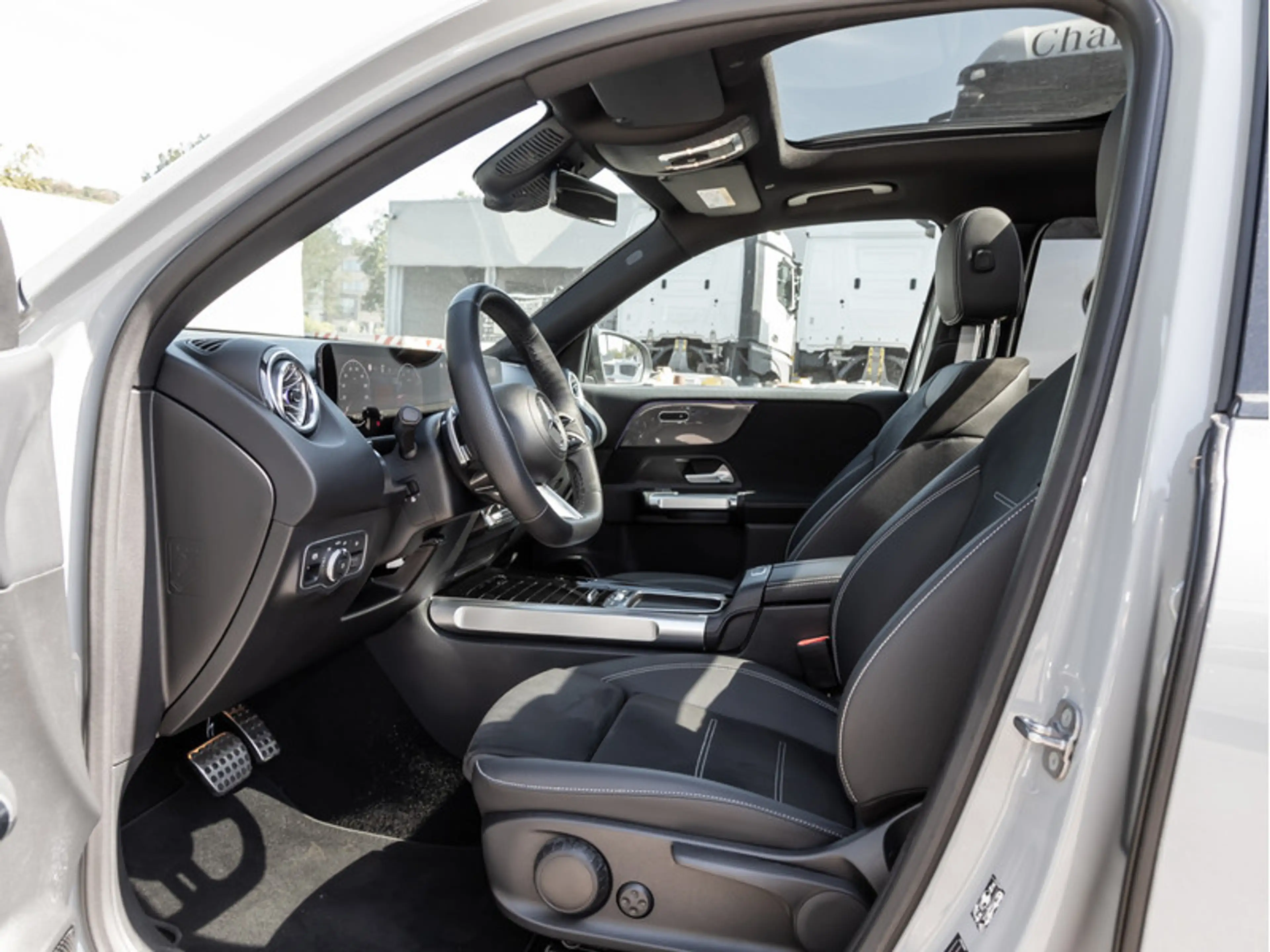 Mercedes-Benz GLB 250 4M AMG-Sport/Pano/AHK/Night/MBeam/Distr — photo 13