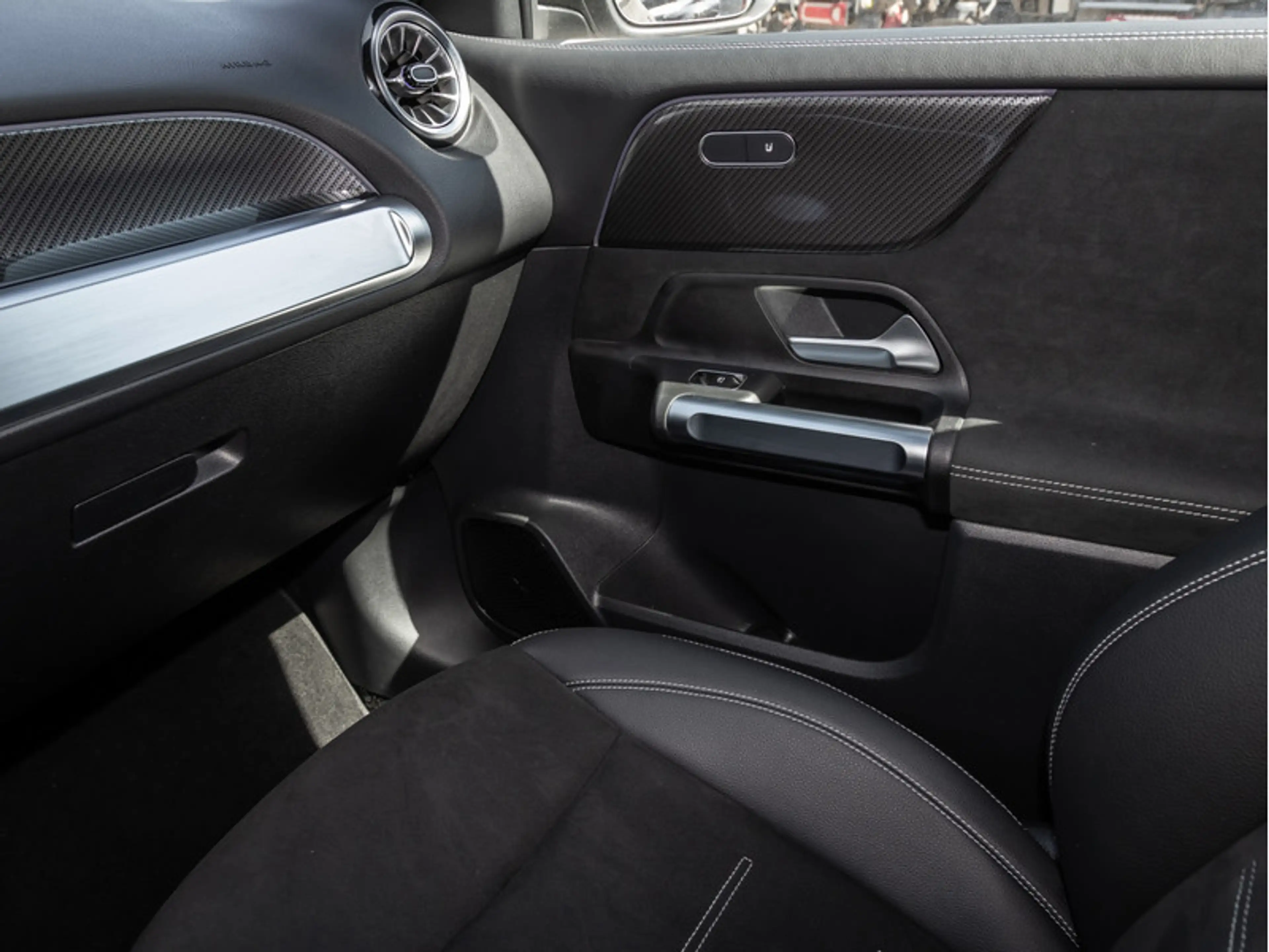 Mercedes-Benz GLB 250 4M AMG-Sport/Pano/AHK/Night/MBeam/Distr — photo 19