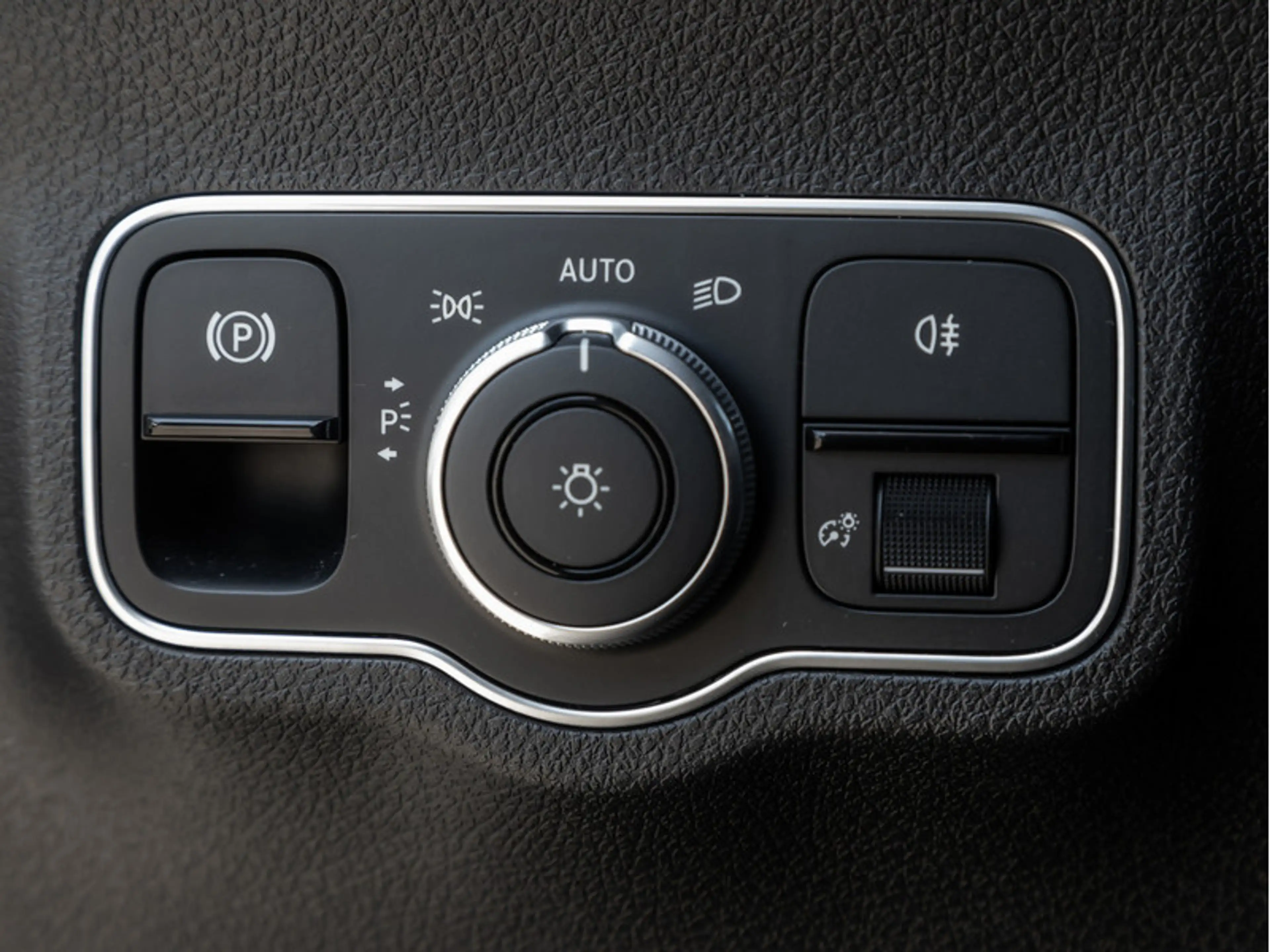 Mercedes-Benz GLB 250 4M AMG-Sport/Pano/AHK/Night/MBeam/Distr — photo 25