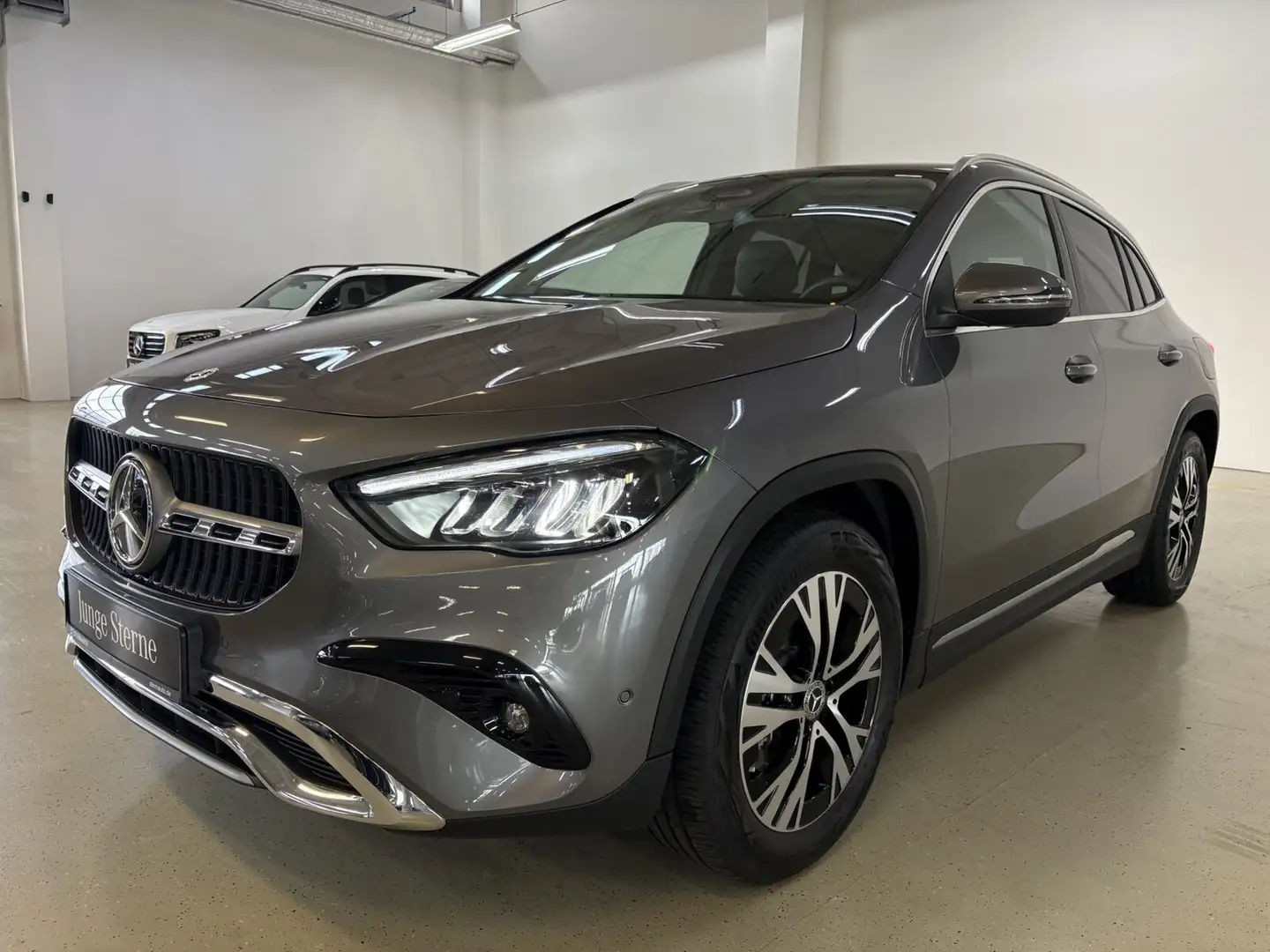 Mercedes-Benz GLA 200 GLA 200 Prog Adv MBUX Prem Pano AHK WinterP LED Gris - 2