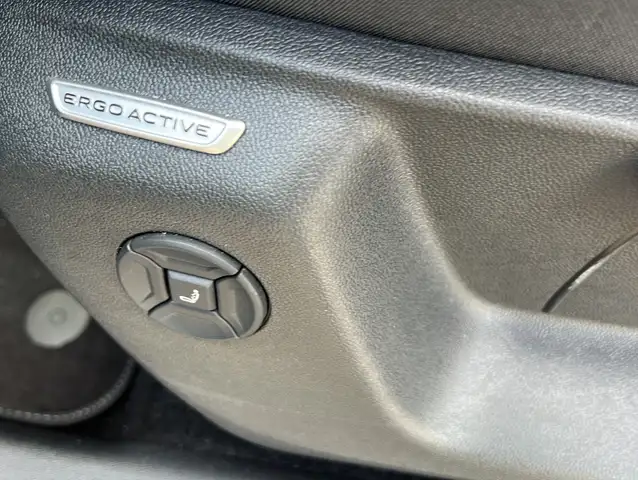 Volkswagen Tiguan view 12