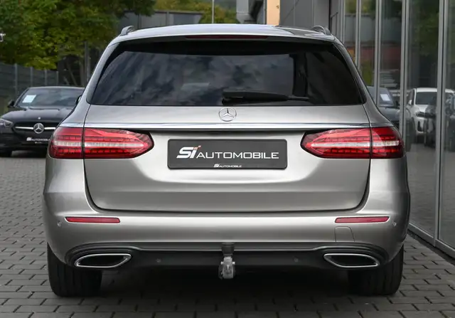Mercedes-Benz E-Class view 4