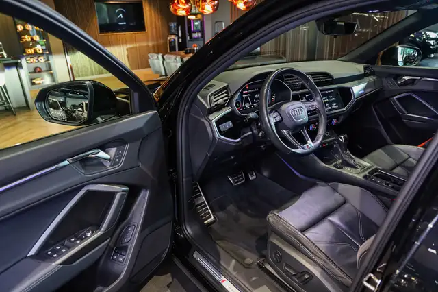 Audi Q3 view 5