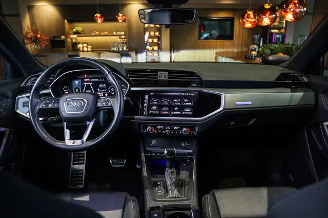 Audi Q3 view 4