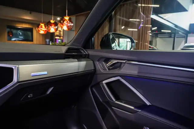 Audi Q3 view 18