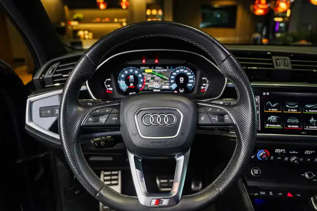 Audi Q3 view 14