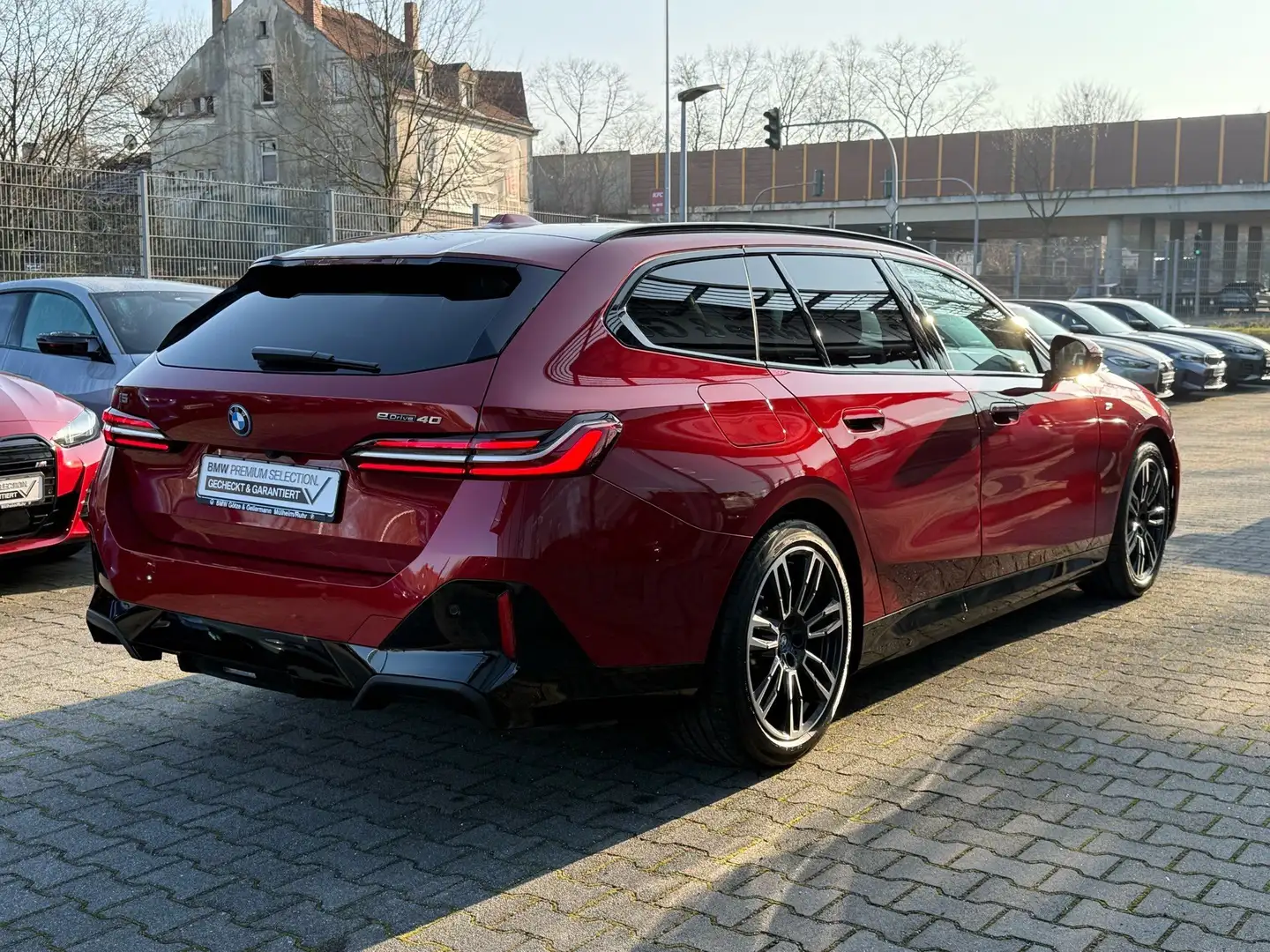 BMW i5 eDrive40 Touring M Sport //Leas.ab EUR599,-inkl. Rot - 2
