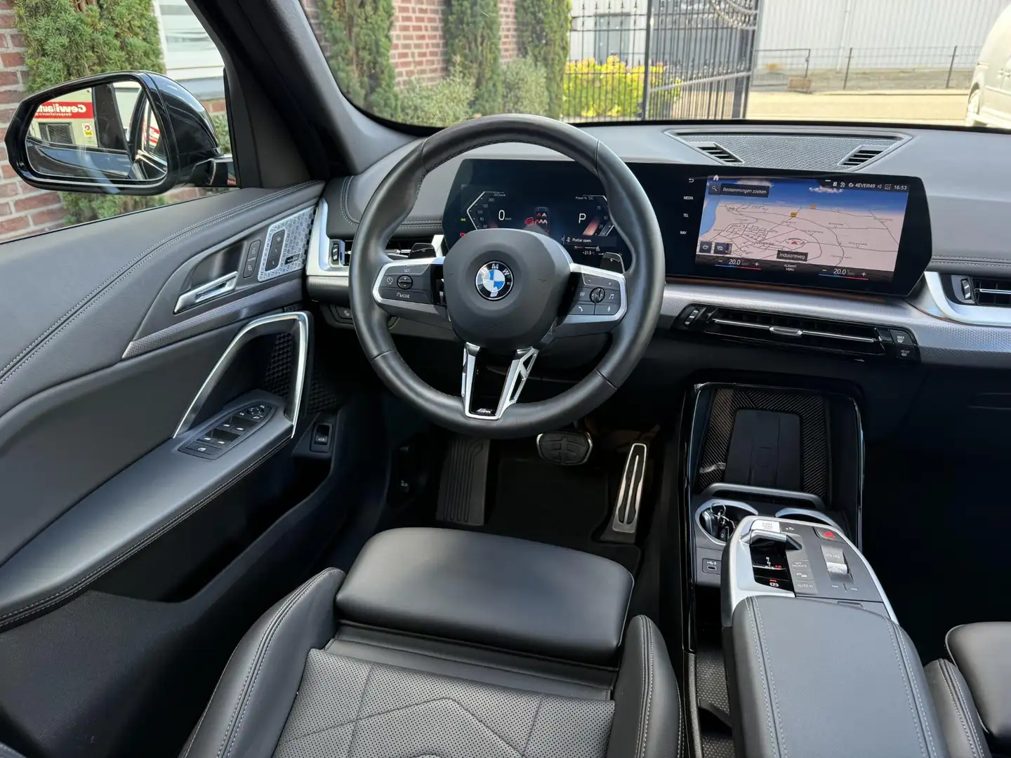 BMW X1 sDrive20i M-Sport Pano/Massagestoel/HarmanKardon Zwart - 2