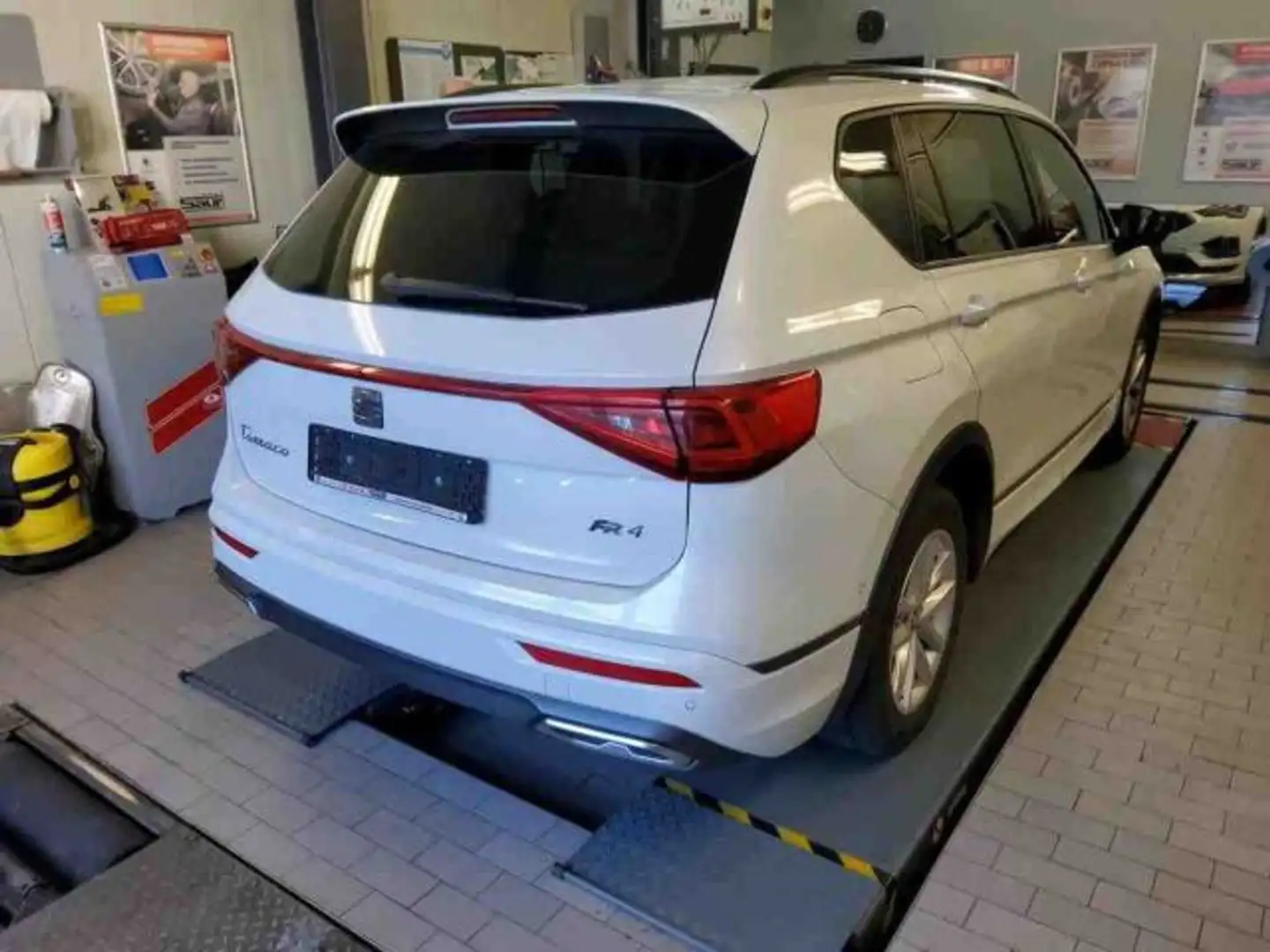 SEAT Tarraco FR 2.0 TDI DSG 4Drive LED NAVI AHK RFK Weiß - 2