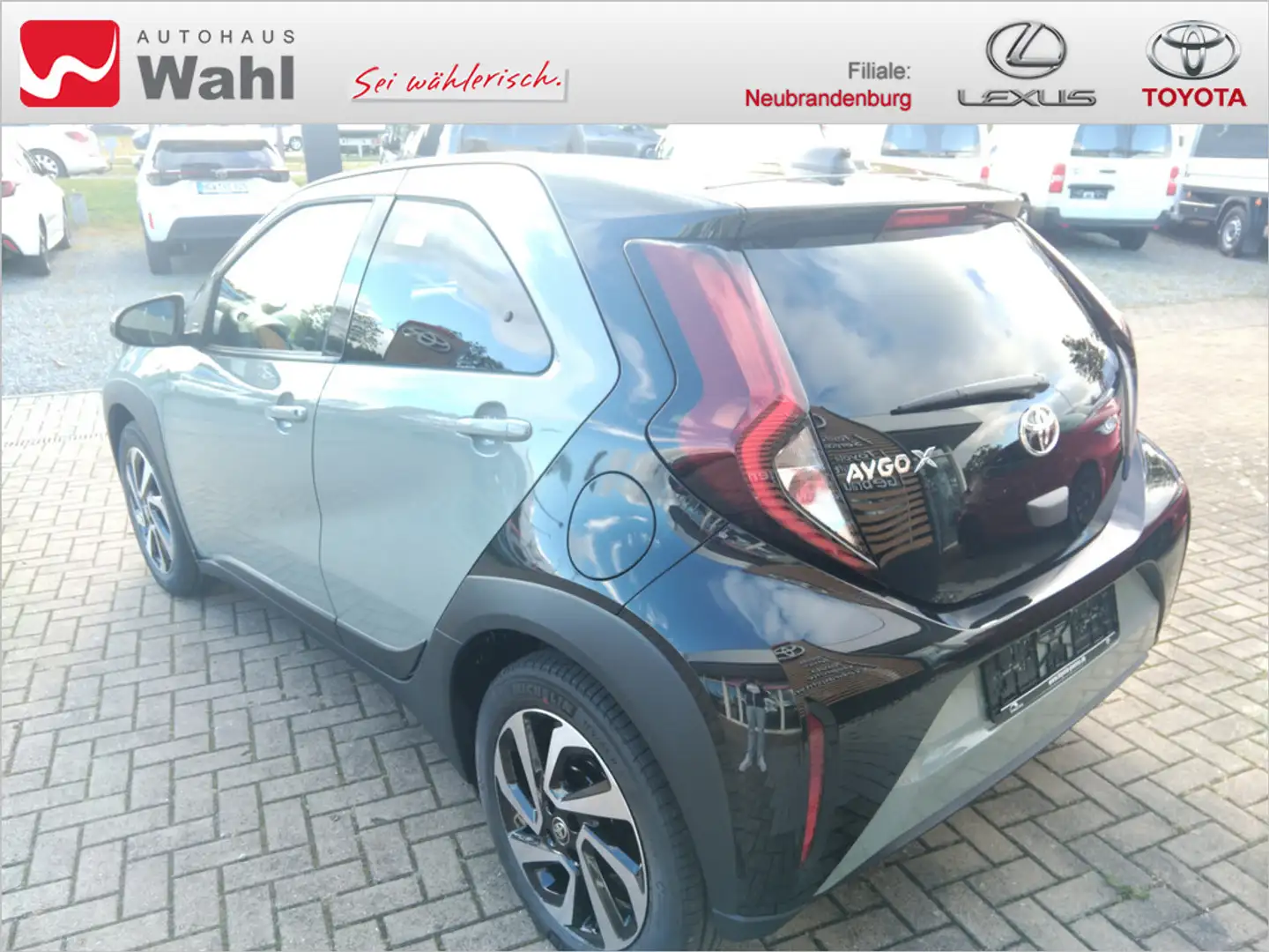 Toyota Aygo X 1.0 Teamplayer PDC SHZ KAMERA ACC Grün - 2