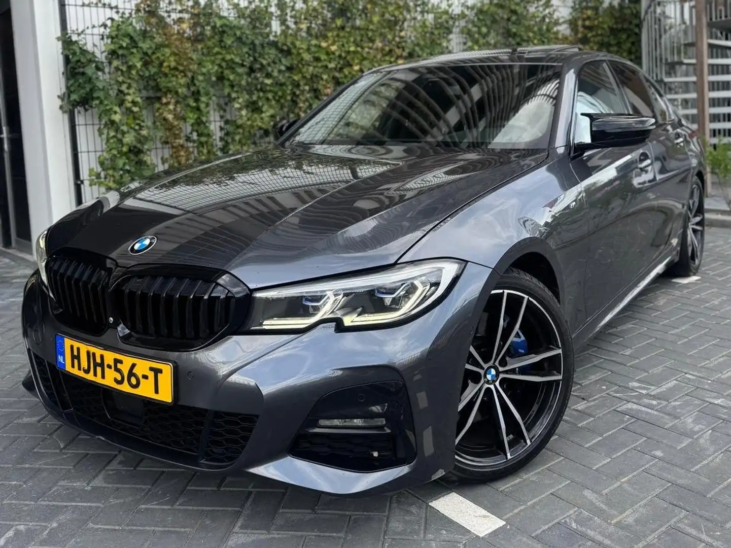 BMW 330 BMW 330i M-SPORT PANO/HUD/360/LASER Grijs - 1