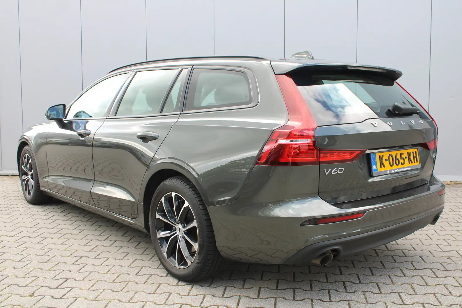 Volvo V60 B3 Momentum Advantage | Leder | Stoelverwarming | Grijs - 2