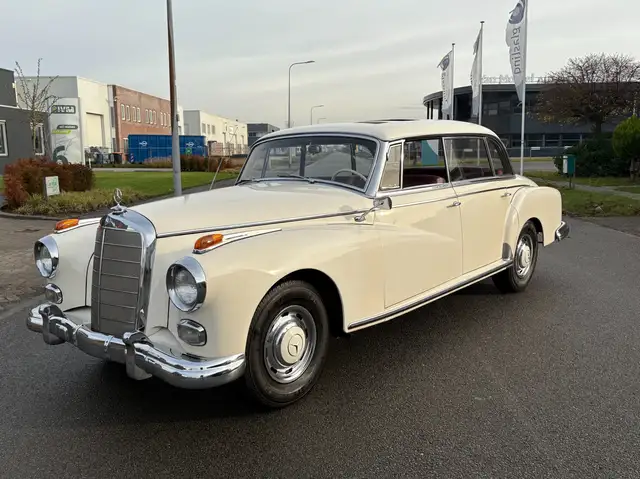 Mercedes-Benz 300 Adenauer d