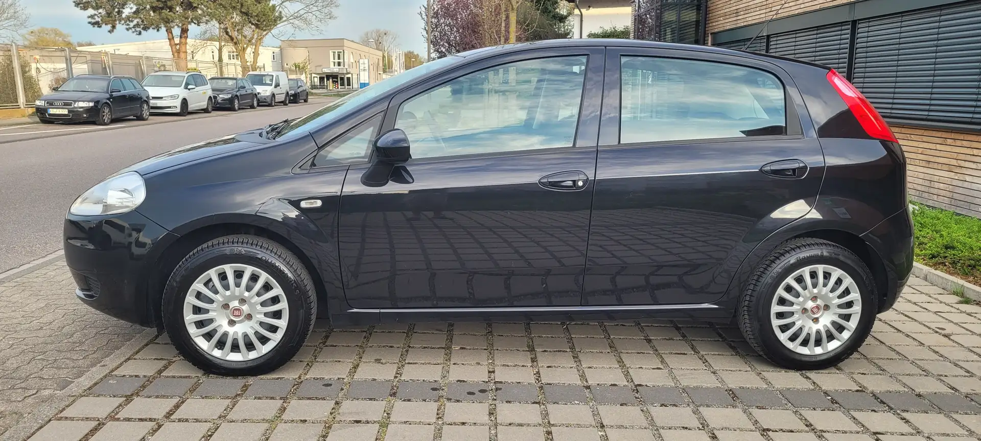 Fiat Grande Punto 1.2 8V Dynamic 1.Hand-Klima Schwarz - 2