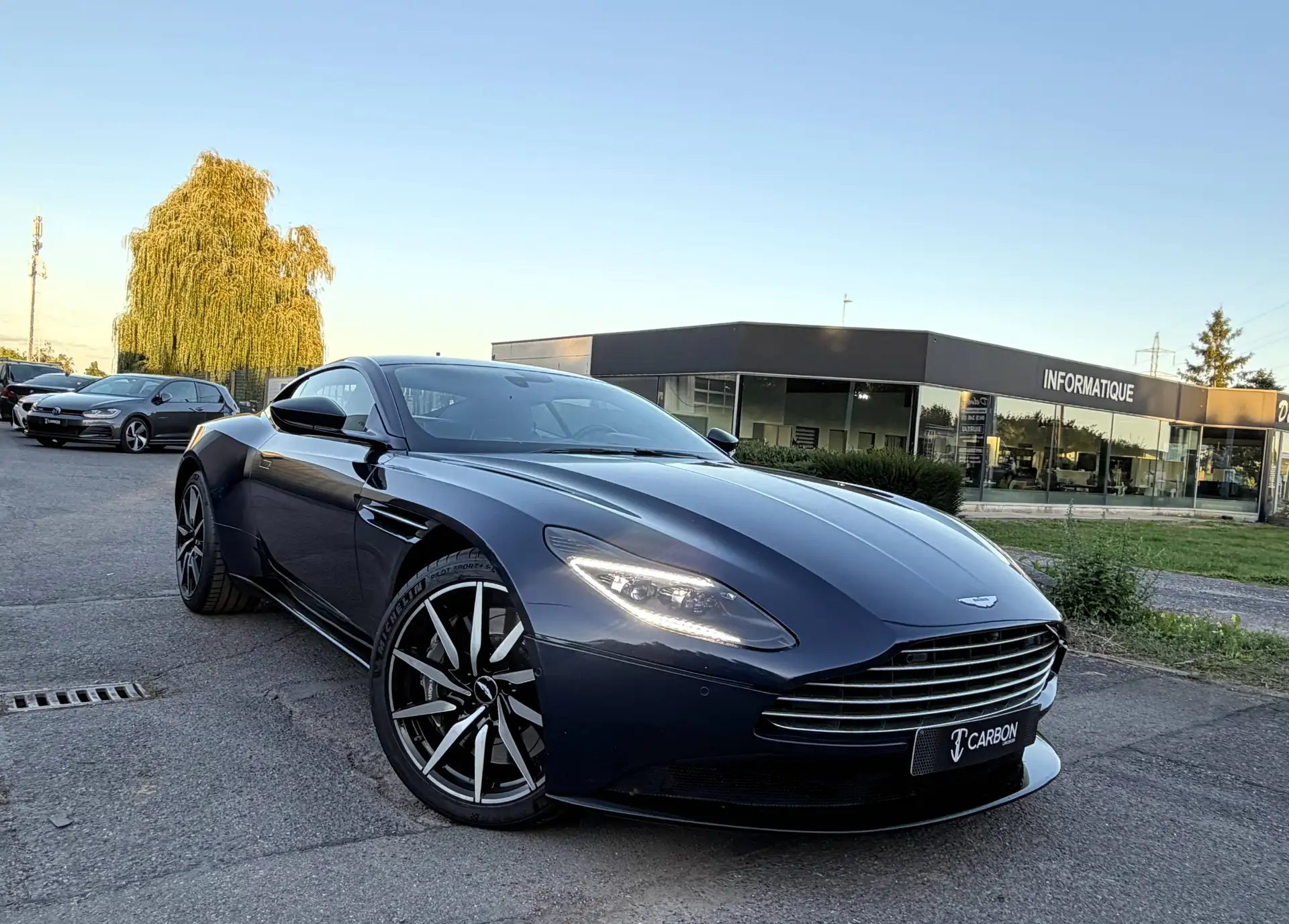 애스턴마틴 DB11 V8 2018 블랙 사진 8