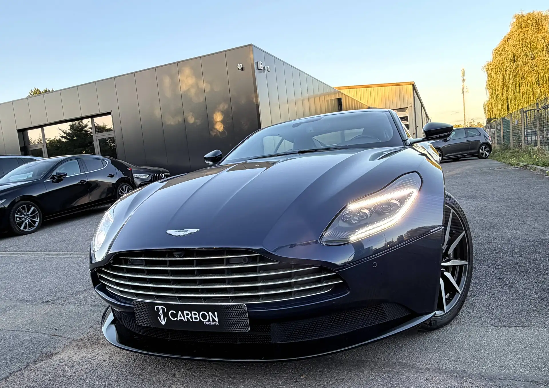 애스턴마틴 DB11 V8 2018 블랙 사진 2