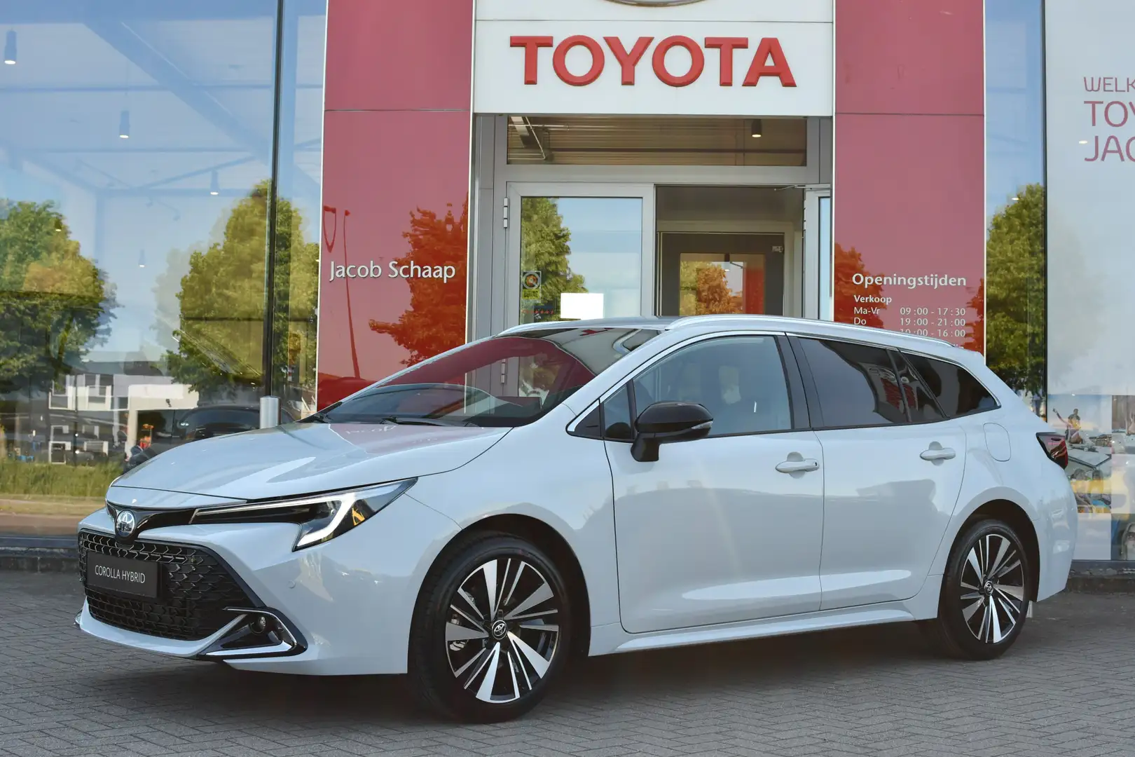 Toyota Corolla Touring Sports Hybrid 180 Dynamic Automaat 178pk | Grijs - 1