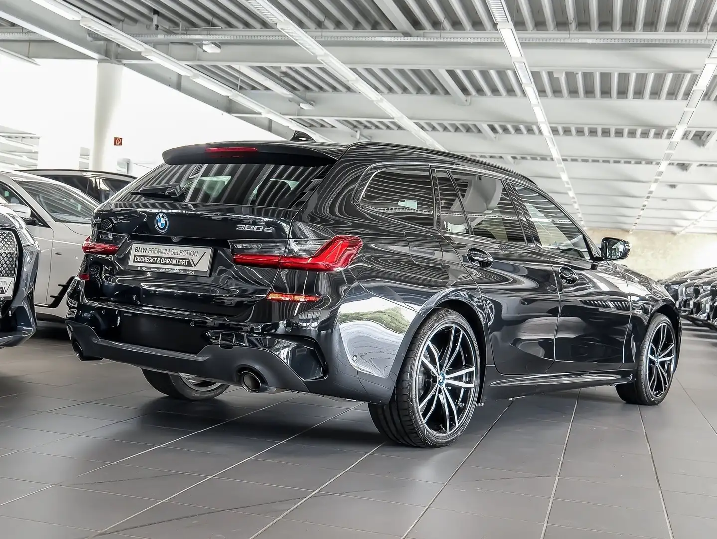 BMW 320 e xDrive M Sport AHK RFK NAVI LED PDC V+H Schwarz - 2
