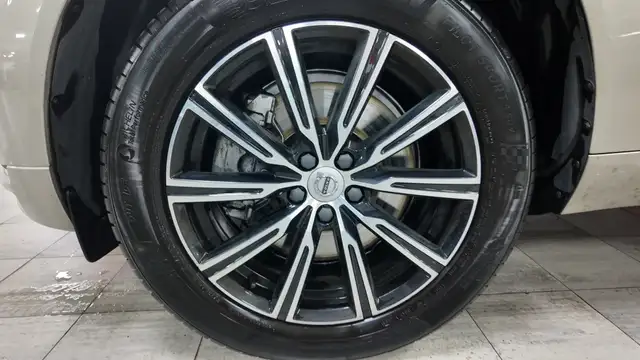 Volvo XC60 view 11