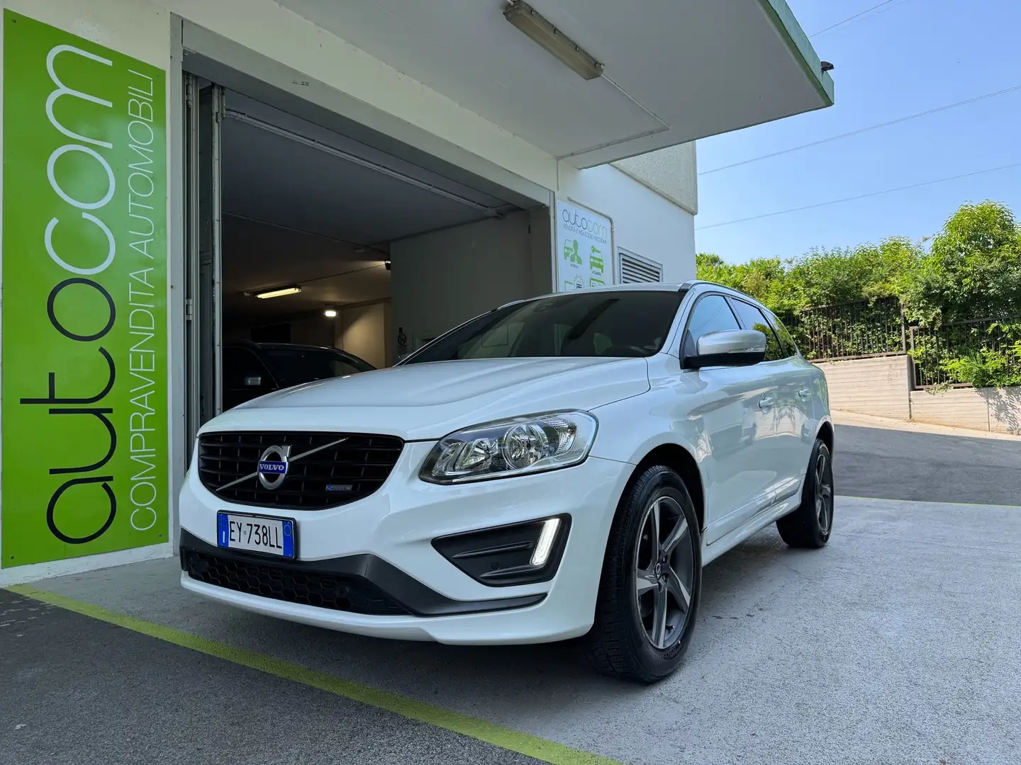 Volvo XC60 XC60 2.4 d4 R-design awd 181cv geartronic UNIPROP. Bianco - 1