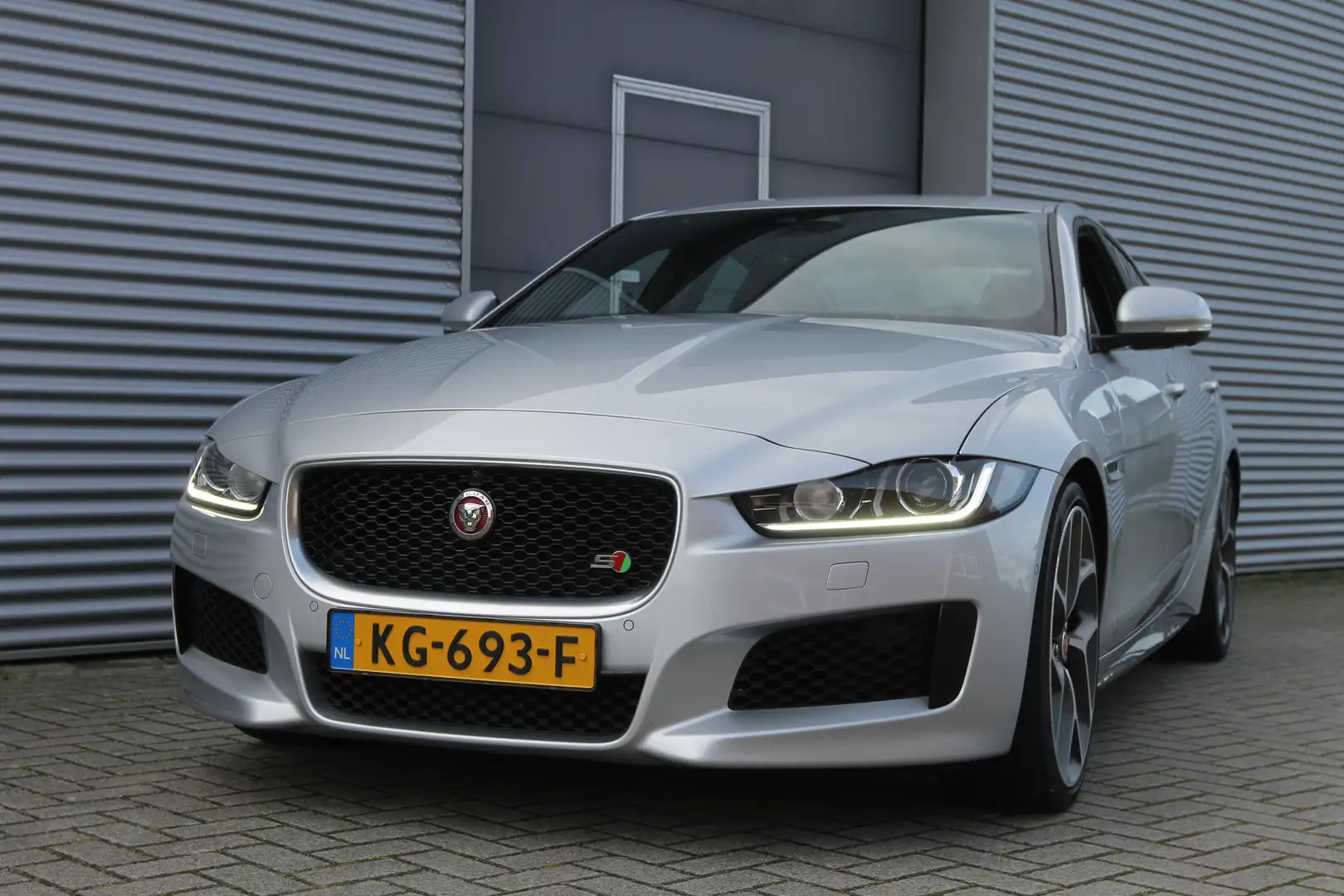 Jaguar XE 3.0 S I 340 PK I AUT. I NAVI I LEDER Srebrny - 2