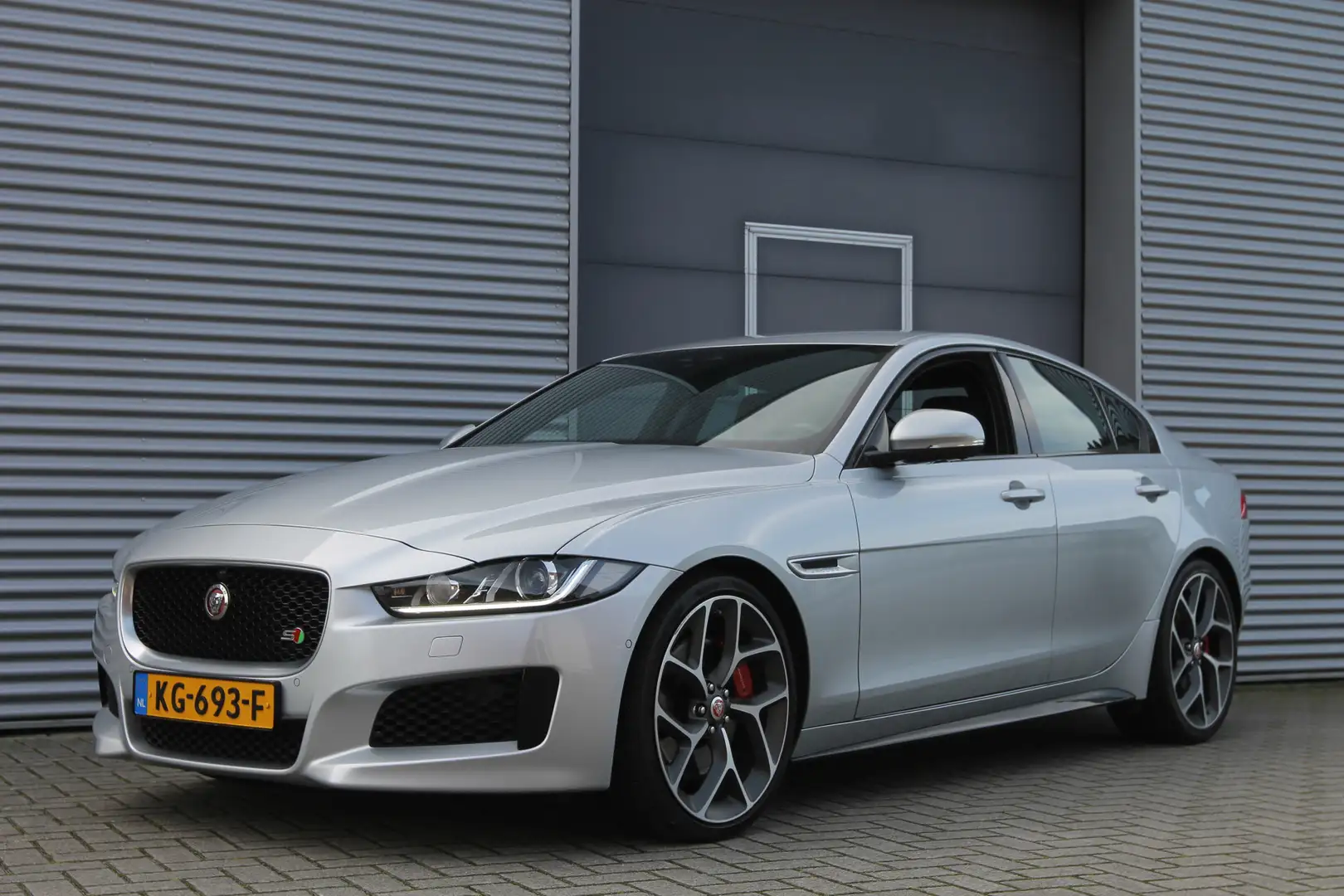 Jaguar XE 3.0 S I 340 PK I AUT. I NAVI I LEDER Stříbrná - 1