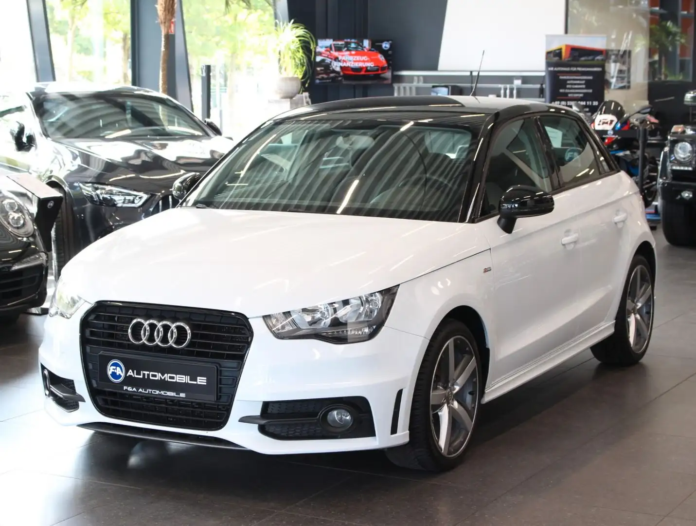 Audi A1 Sportback Attraction 1.2 TFSI S line Weiß - 1