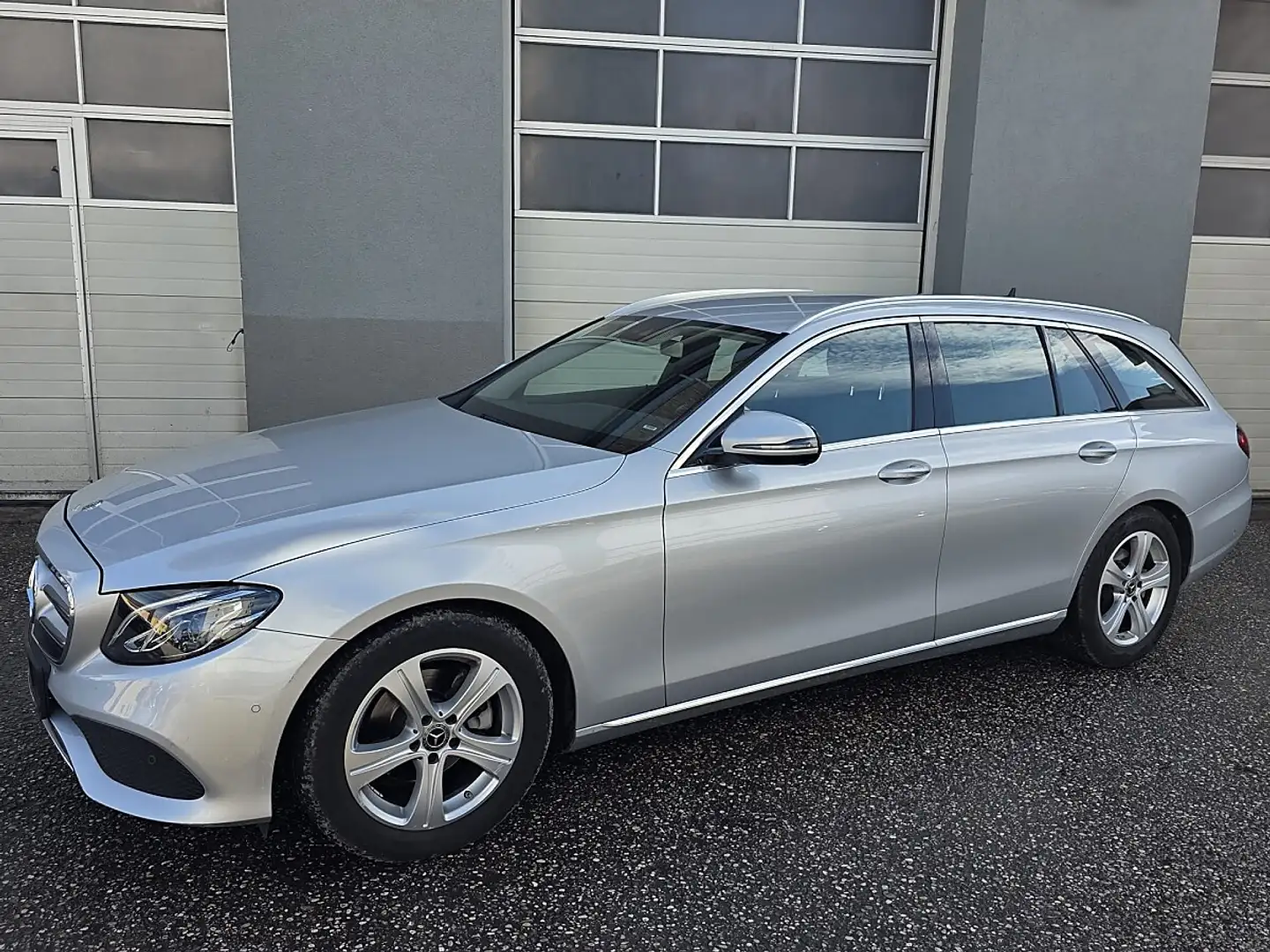 Mercedes-Benz E 220 d T Avantgarde Aut. Silber - 1
