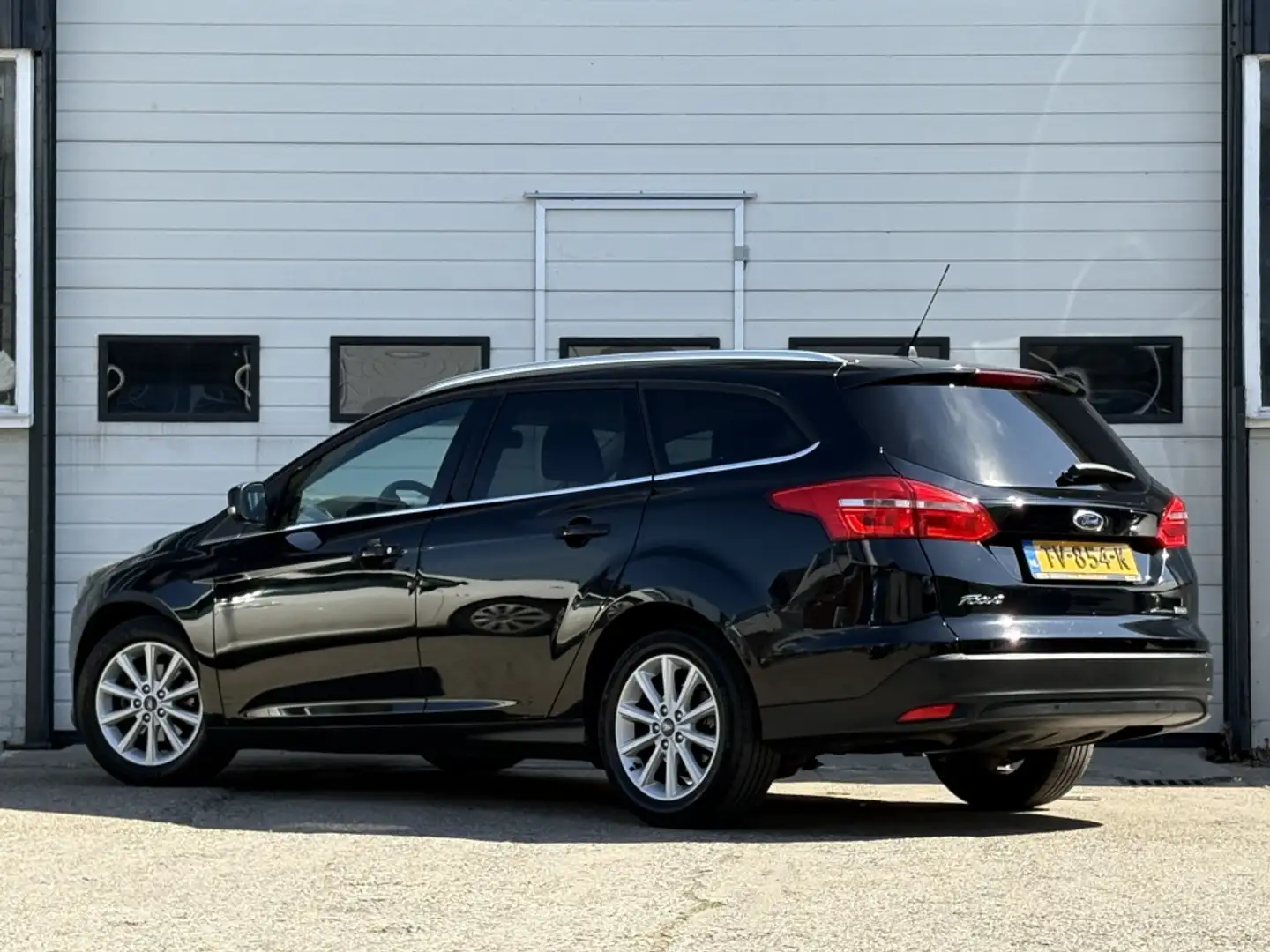 Ford Focus Wagon 1.0 Titanium Climate | Pdc | Apple Carplay | Zwart - 2