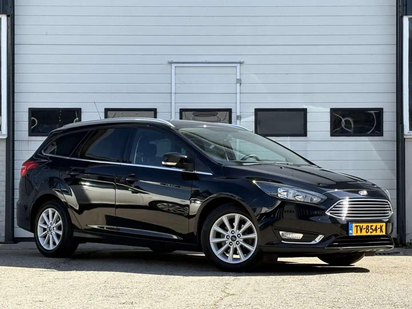 Ford Focus Wagon 1.0 Titanium Climate | Pdc | Apple Carplay | Zwart - 1