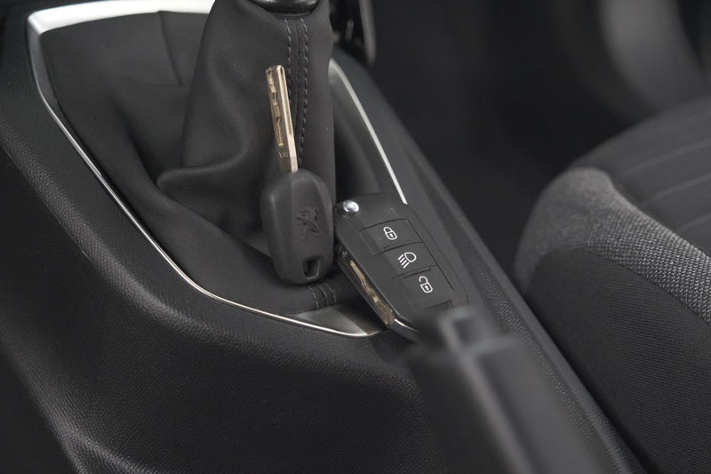Peugeot 2008 PureTech 130 Active | Camera | Apple Carplay | Par — photo 14