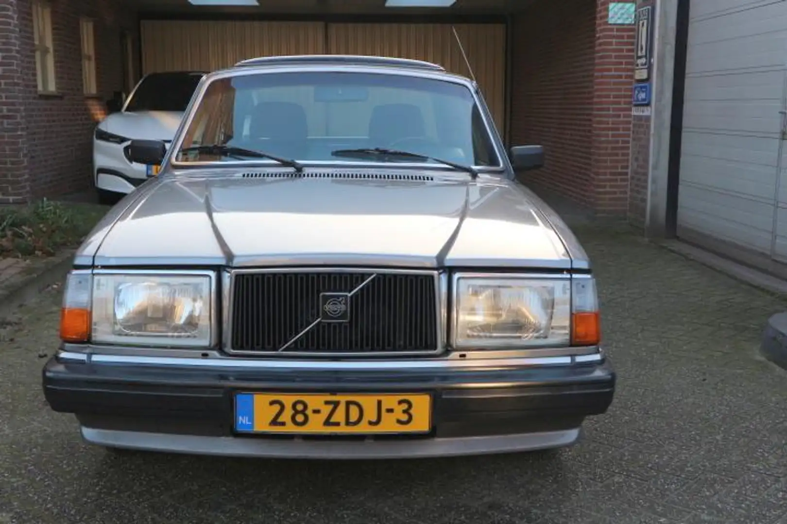 Volvo 240 2.3 GL Grand Luxe ZEER NETTE EN HARDE AUTO stuurbe Grau - 2