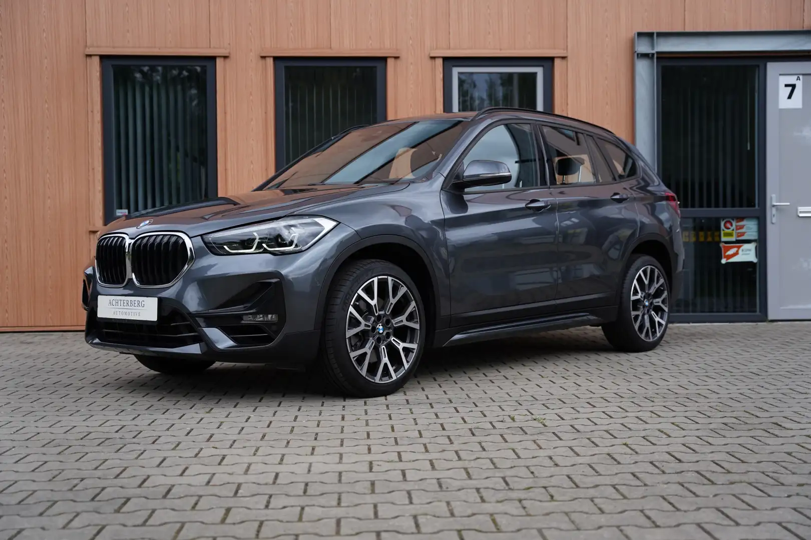 BMW X1 sDrive 20i | Sport Line | 19 inch Grijs - 1