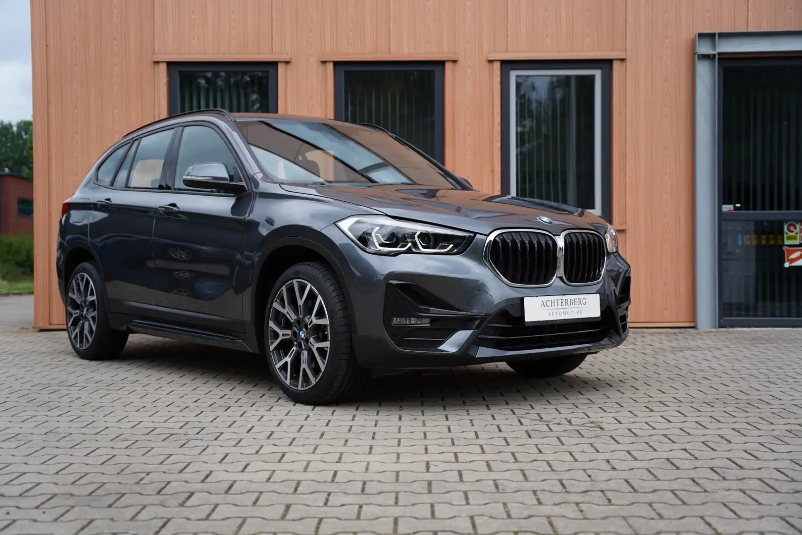 BMW X1 sDrive 20i | Sport Line | 19 inch Grijs - 2