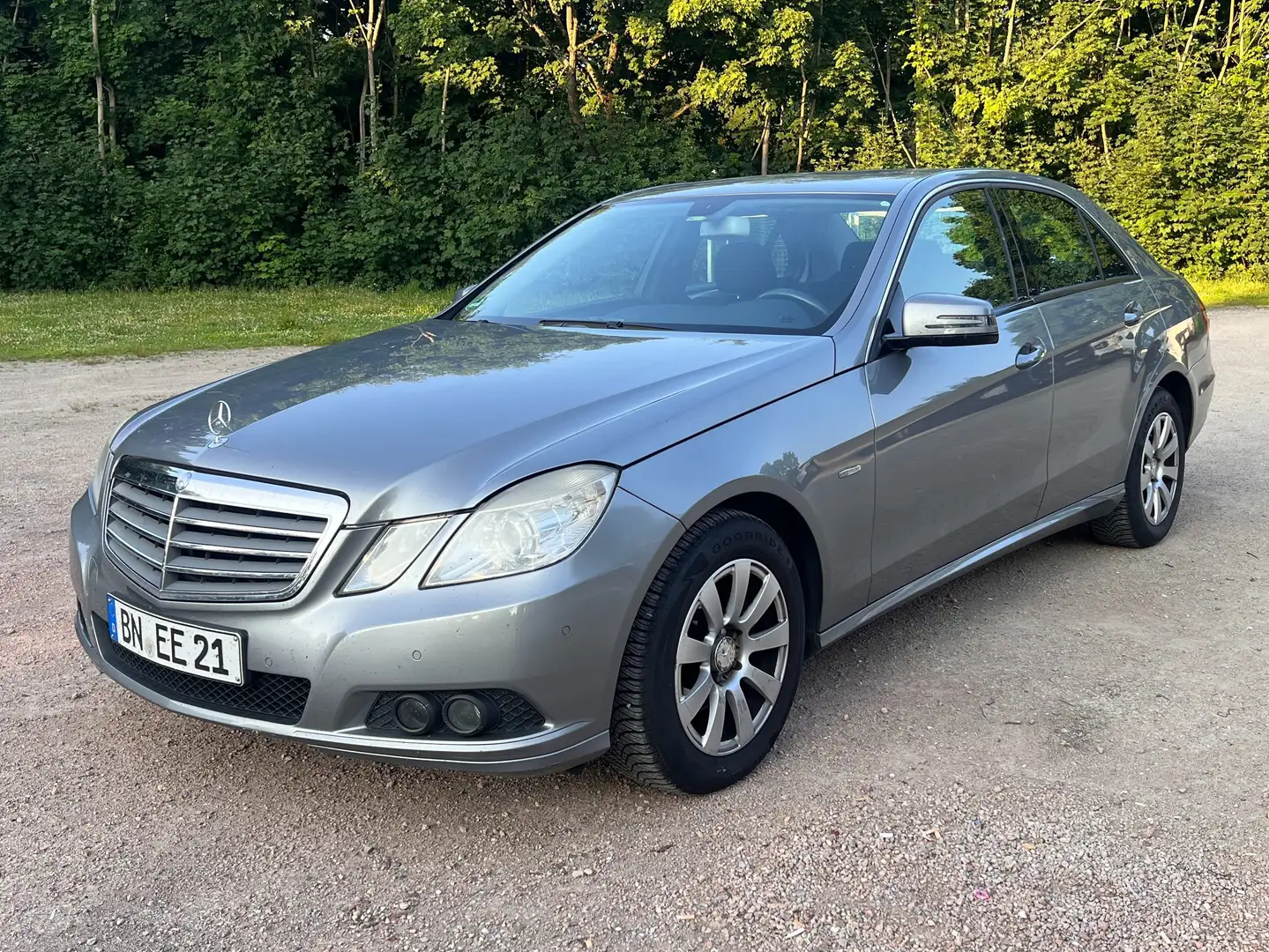 Mercedes-Benz E 220 E 220 CDI DPF BlueEFFICIENCY Automatik Grau - 1