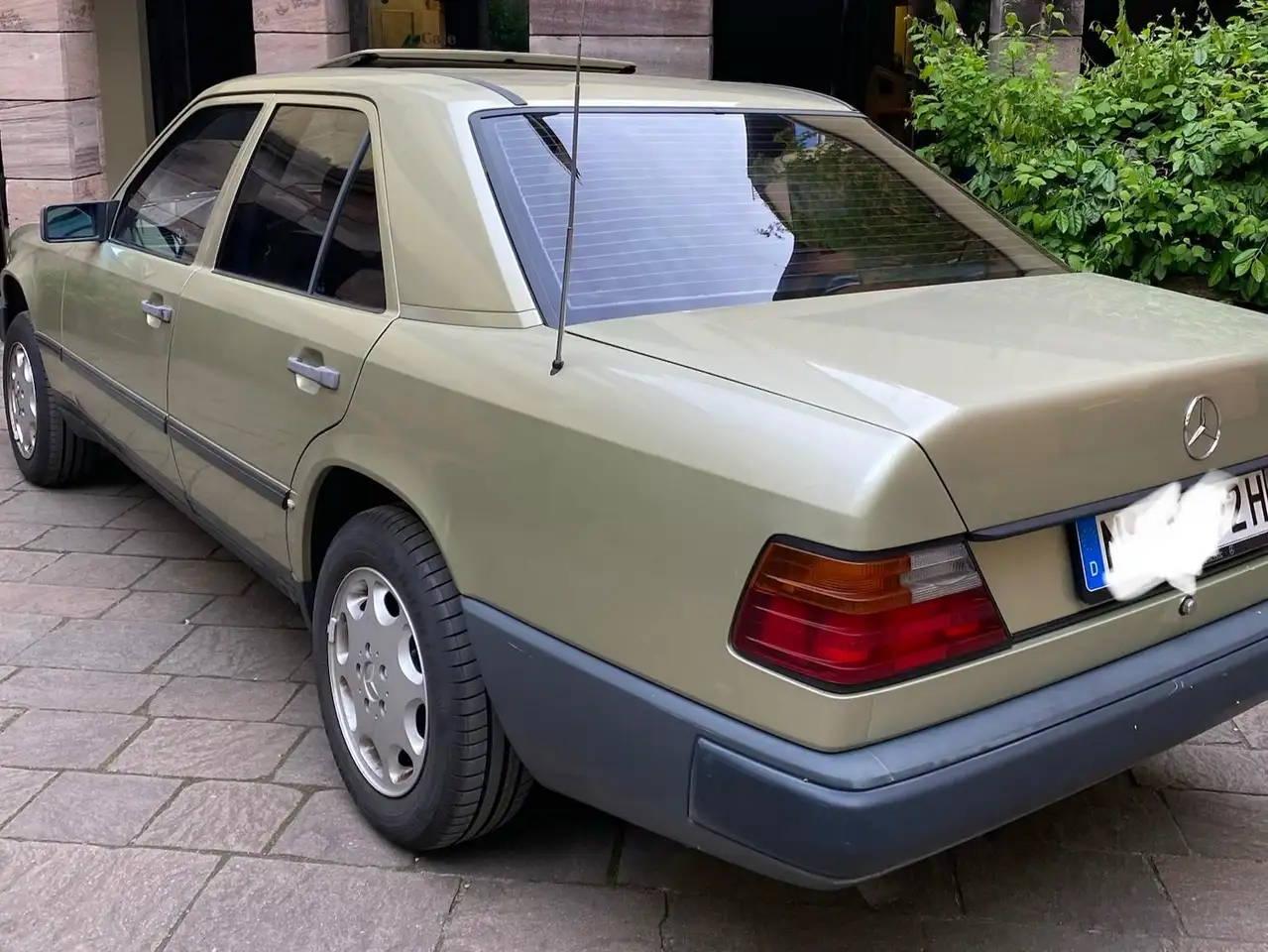 Mercedes-Benz 230 E, foto 2