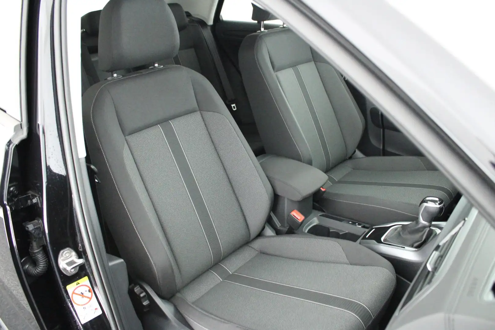 Volkswagen T-Roc 1.5 TSI 150pk DSG Life Edition Trekhaak Stoelverwa Schwarz - 2