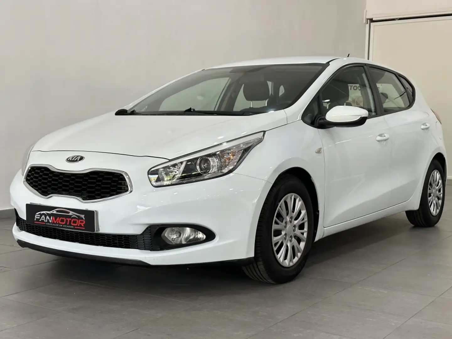 Kia Ceed / cee'd 1.4CRDi Maracaná Weiß - 1