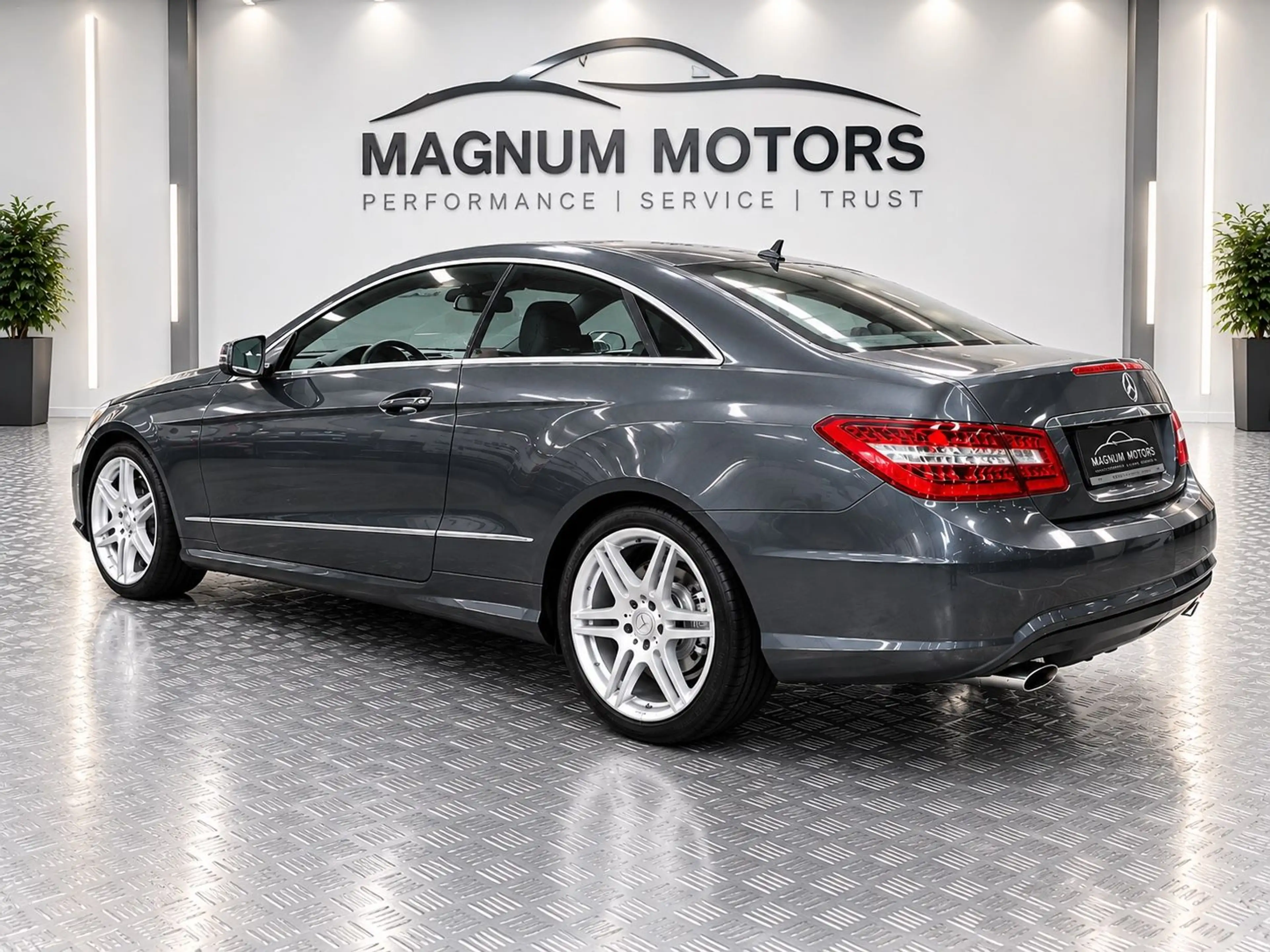Mercedes-Benz E 250 E250 CGI A M G *Aut.*Leder*Bi-Xenon*PDC* — photo 4