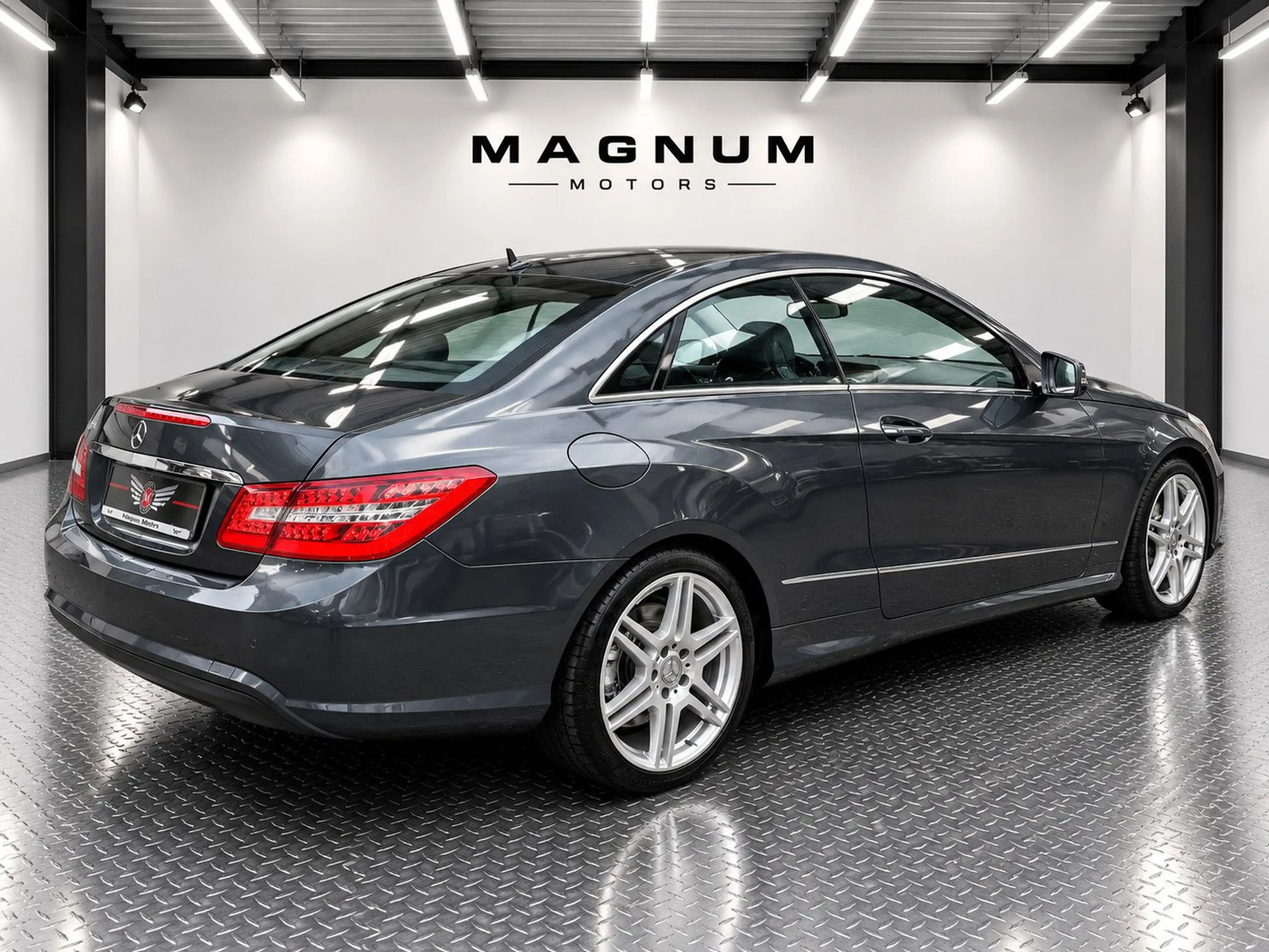 Mercedes-Benz E 250 E250 CGI A M G *Aut.*Leder*Bi-Xenon*PDC* — photo 5