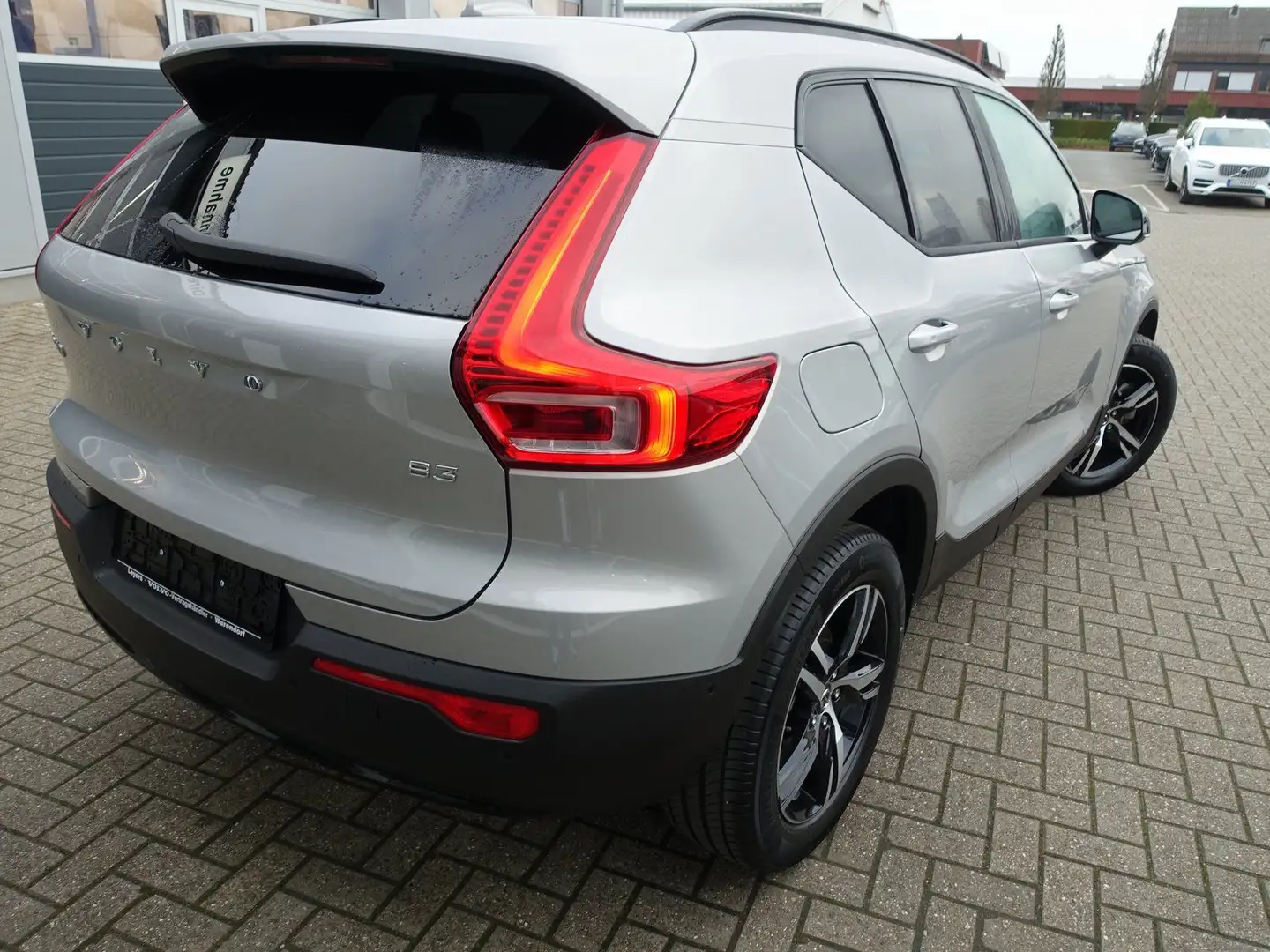 Volvo XC40 Plus B3 Dark/360°/Pano/H&K/Memory/BLIS Silber - 2