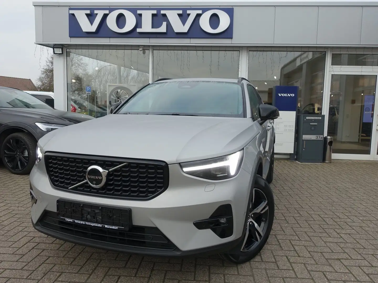Volvo XC40 Plus B3 Dark/360°/Pano/H&K/Memory/BLIS Silber - 1