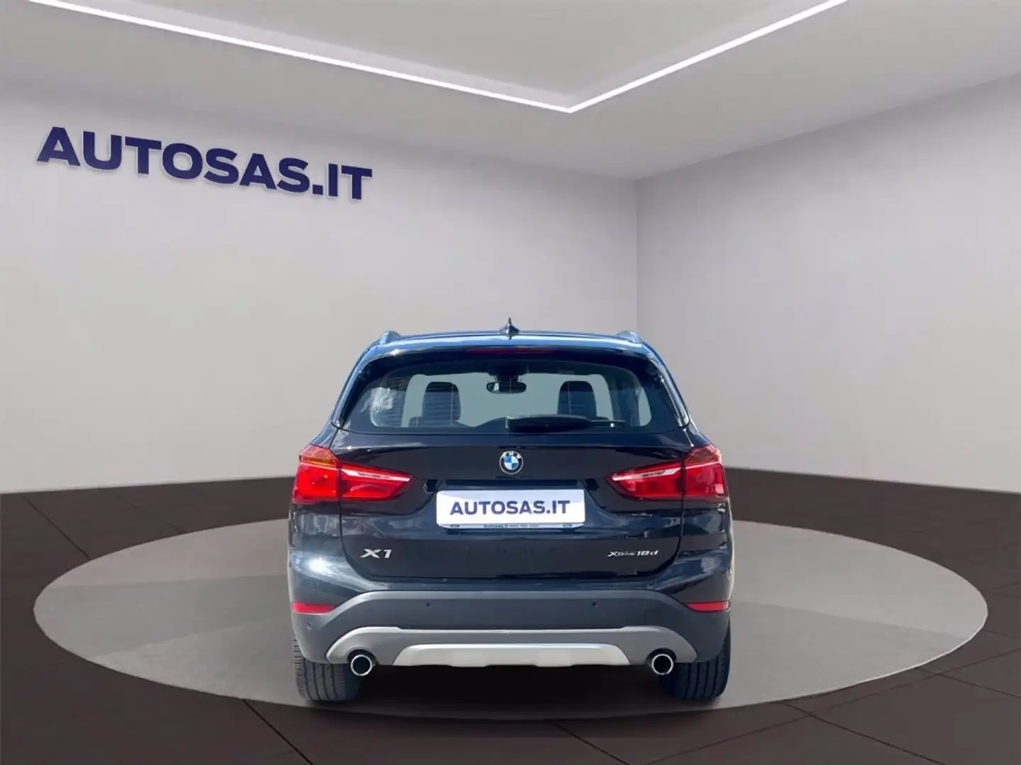 BMW X1 xdrive18d xLine auto Zwart - 2