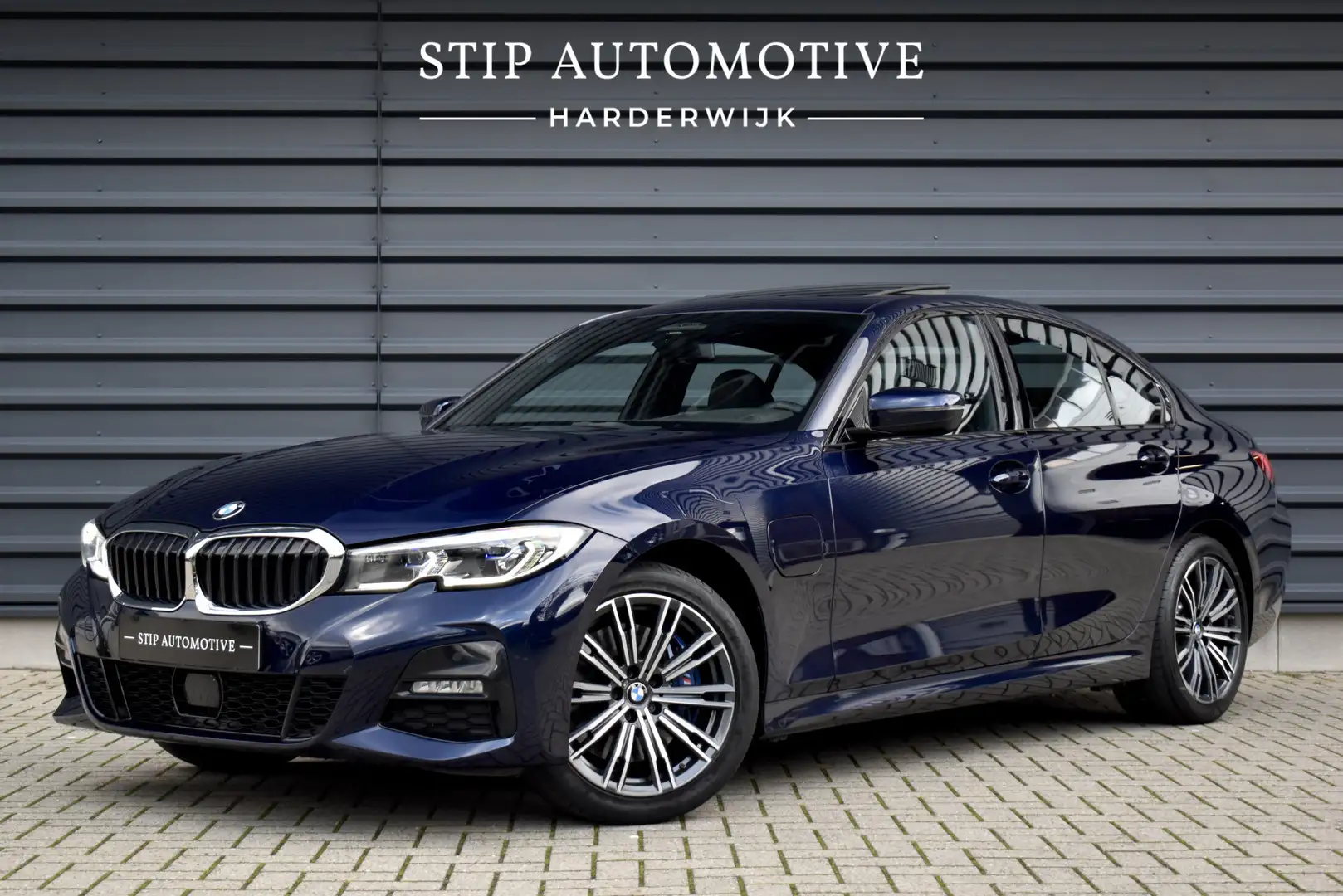 BMW 330 3 Serie 330e M Sport Individual | Pano | ACC | Las Blauw - 1