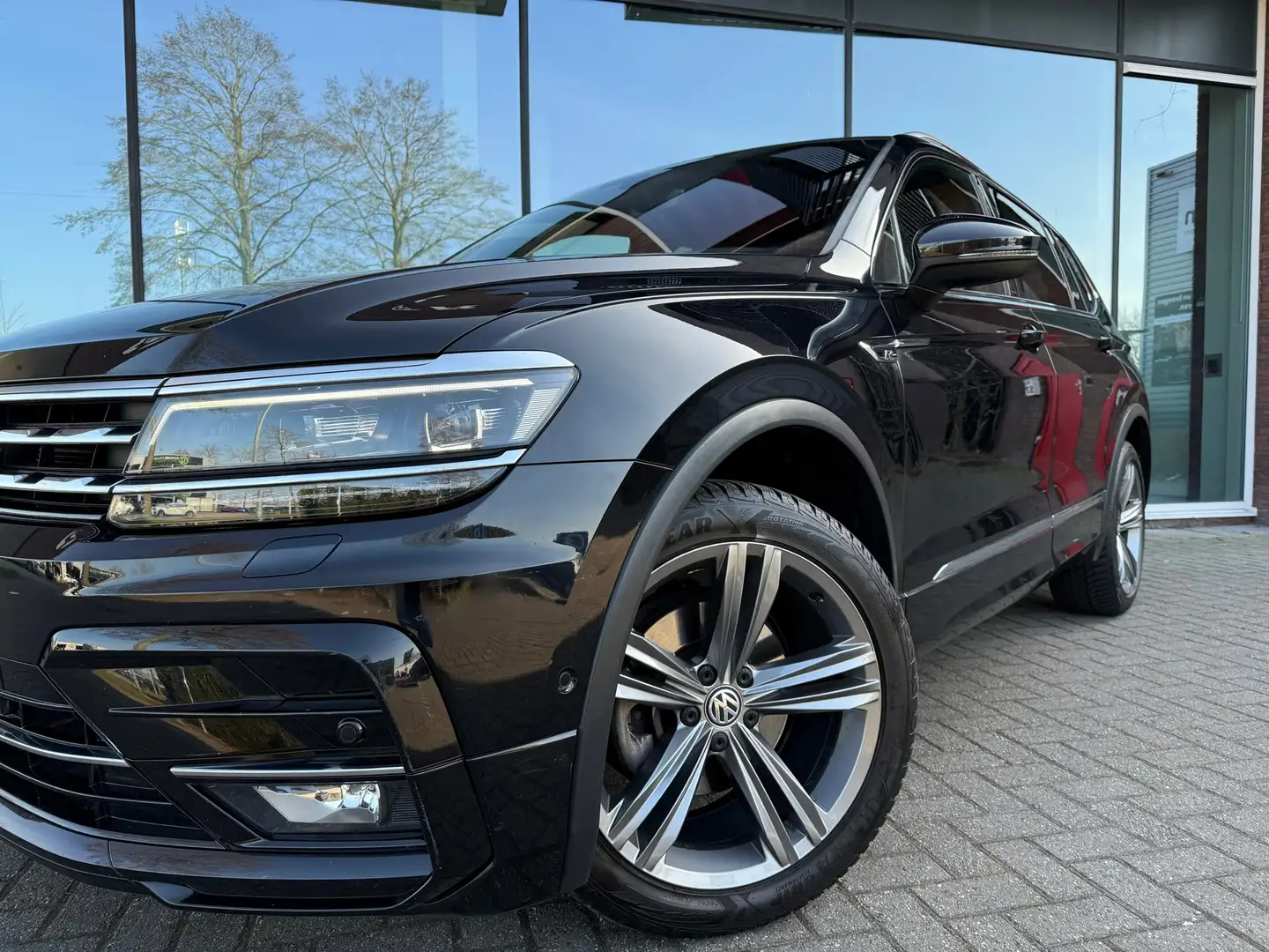 Volkswagen Tiguan Allspace 1.5 TSI Highline Business R - Automaat - Navi - Cl Чорний - 2