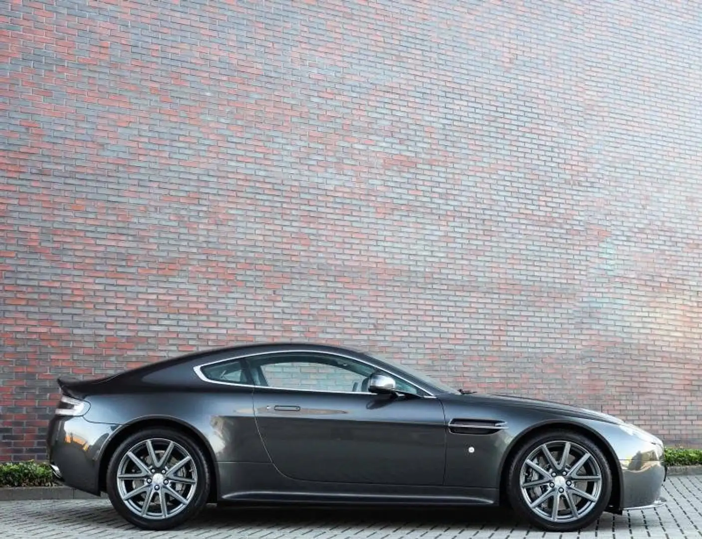 Aston Martin Vantage Vantage S Ezüst - 1
