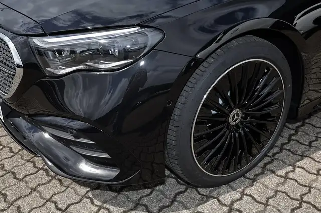 Mercedes-Benz E-Class view 3