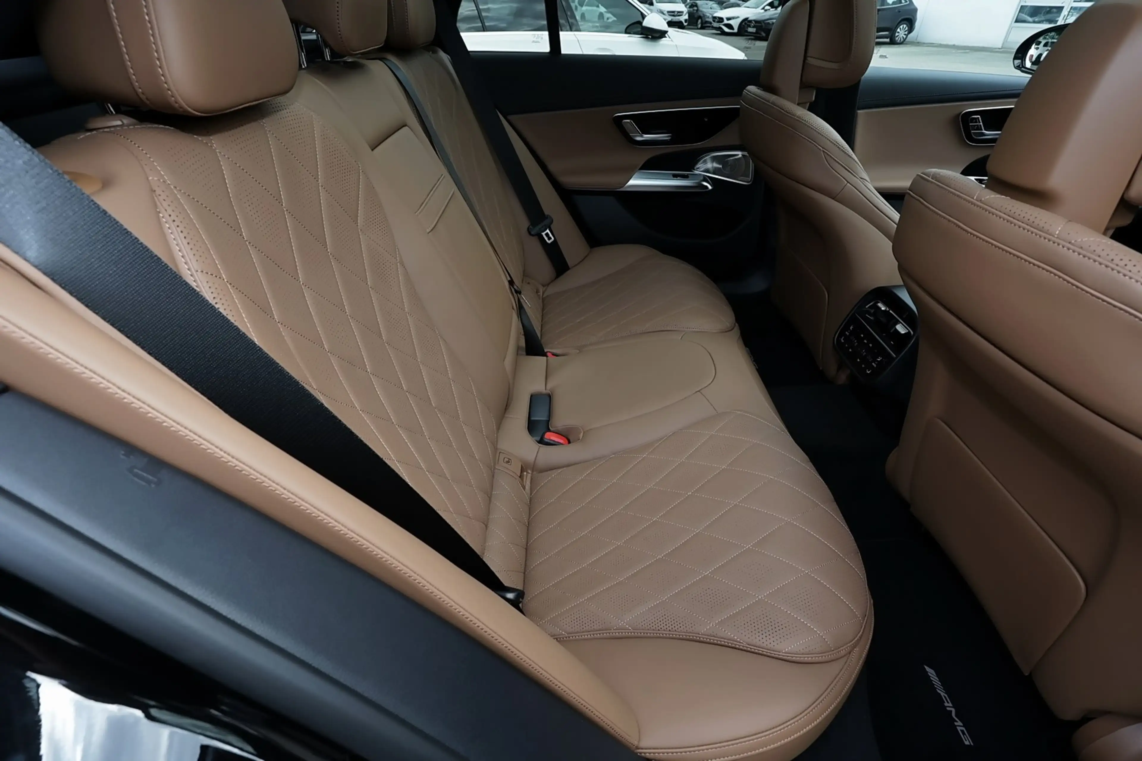 Mercedes-Benz E 450 d 4M T AMG MBUX+DIG-LED+360°+Pano+AHK+SHZ — photo 6